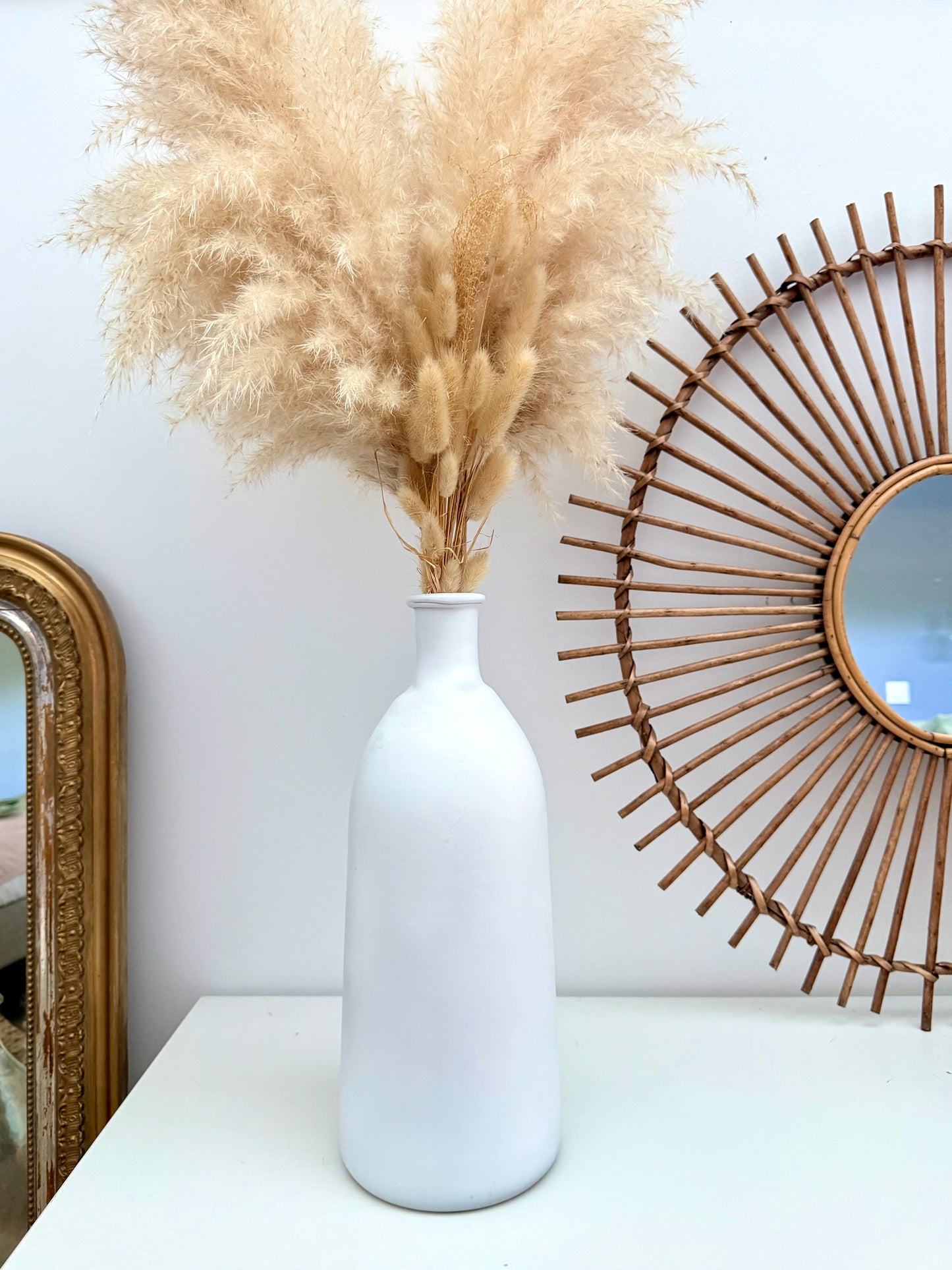 Vase ancien blanc mat