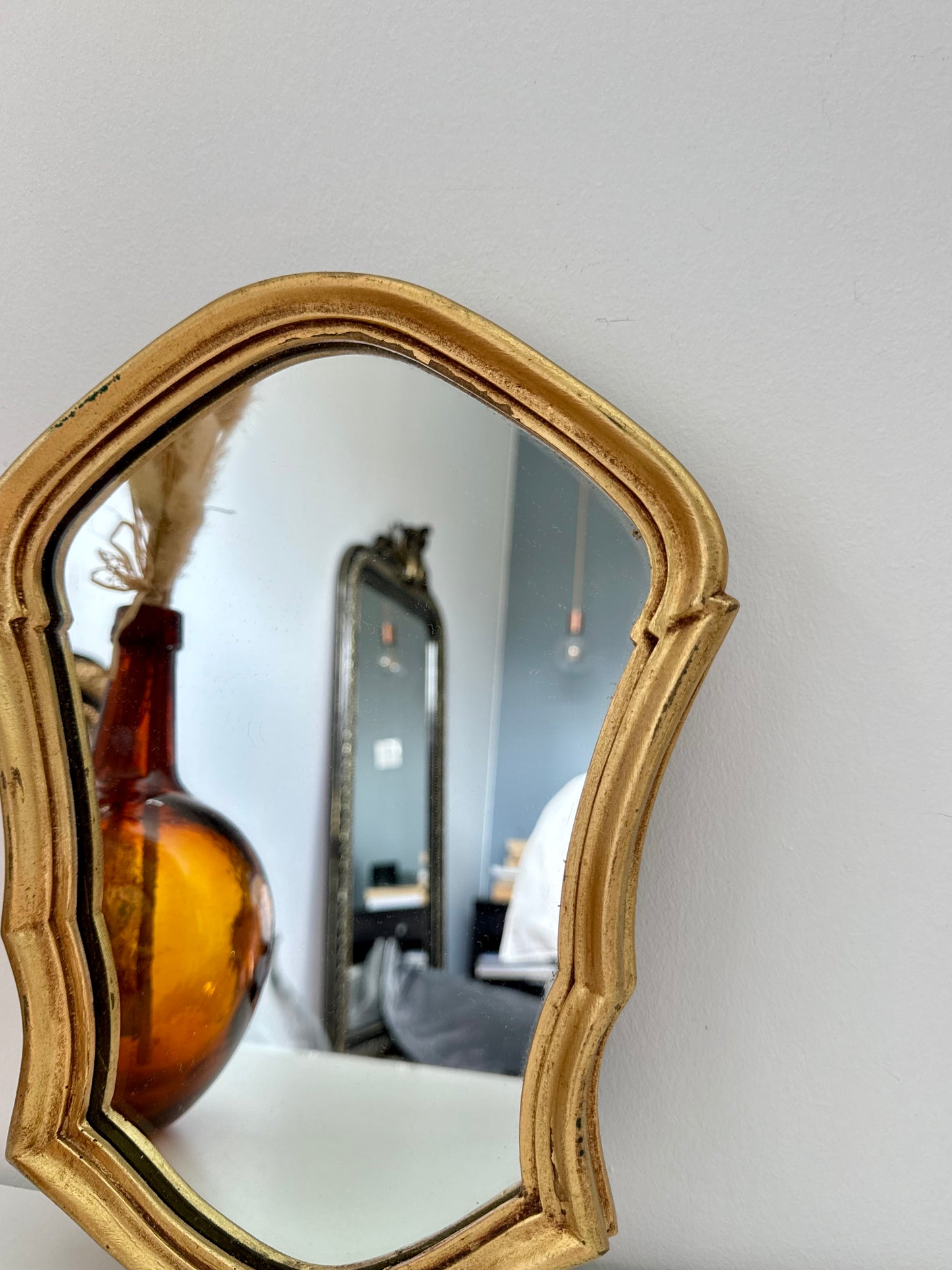 Petit miroir doré de style baroque