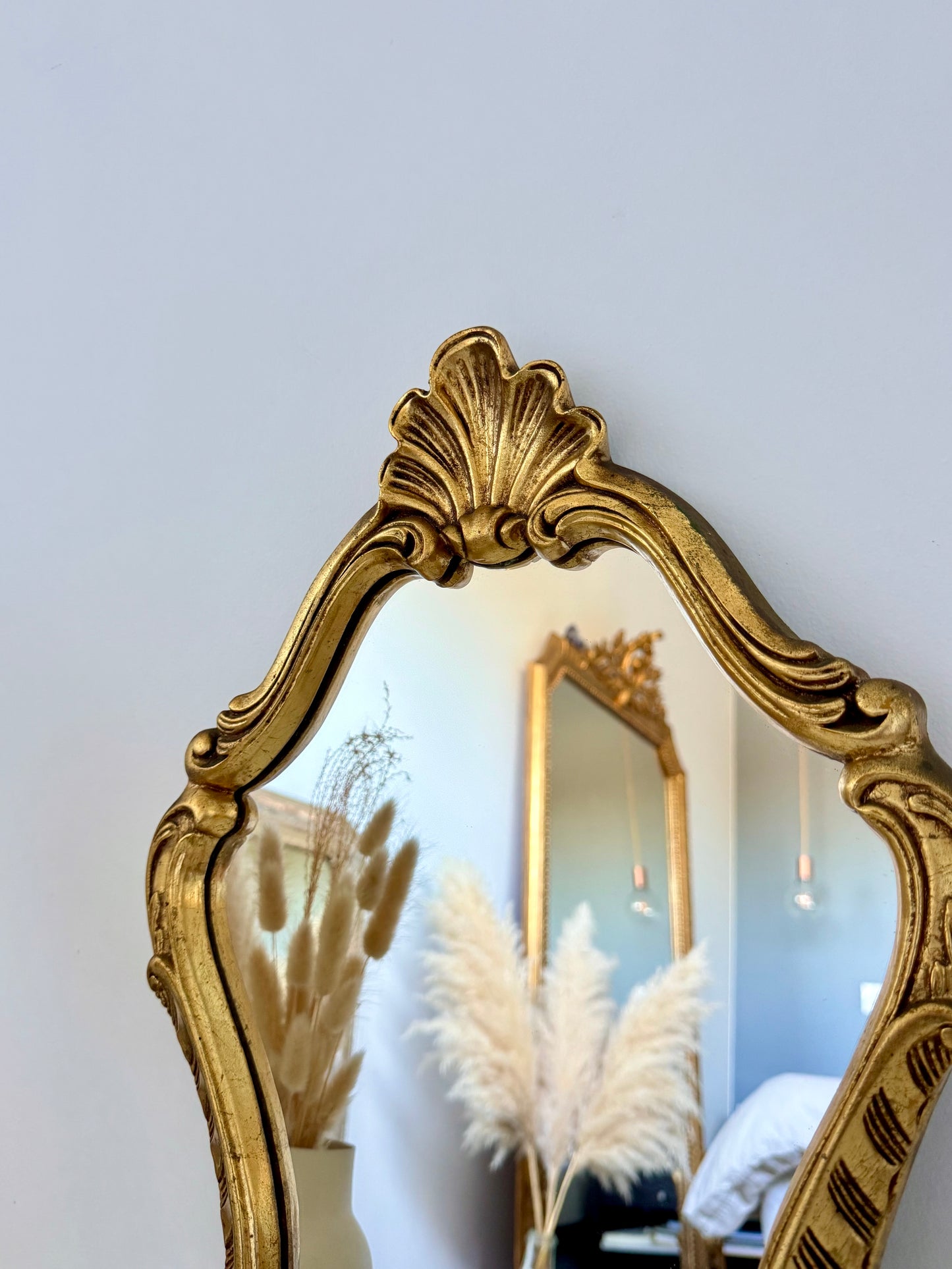 Miroir doré de style baroque