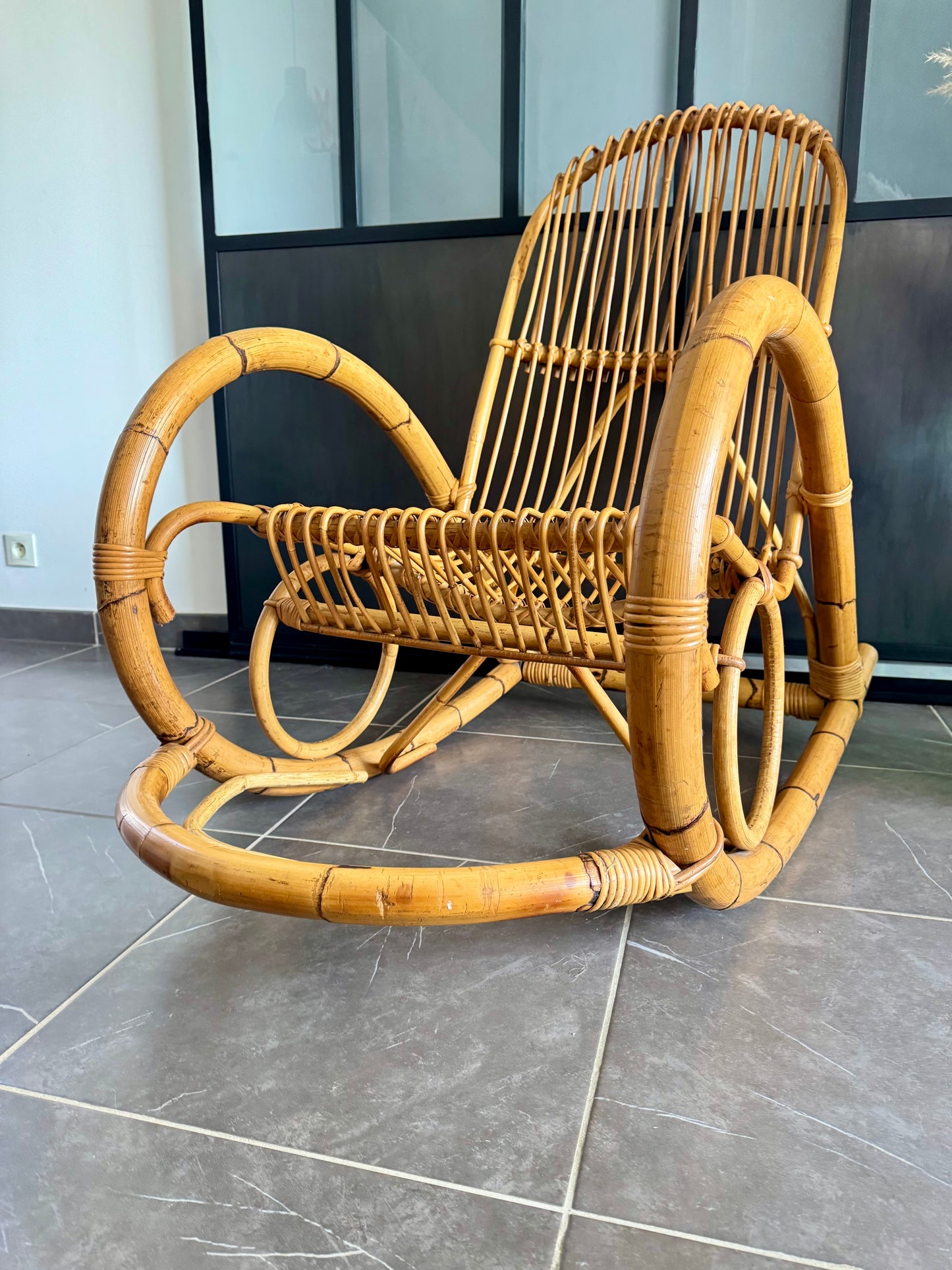 Rocking chair en rotin