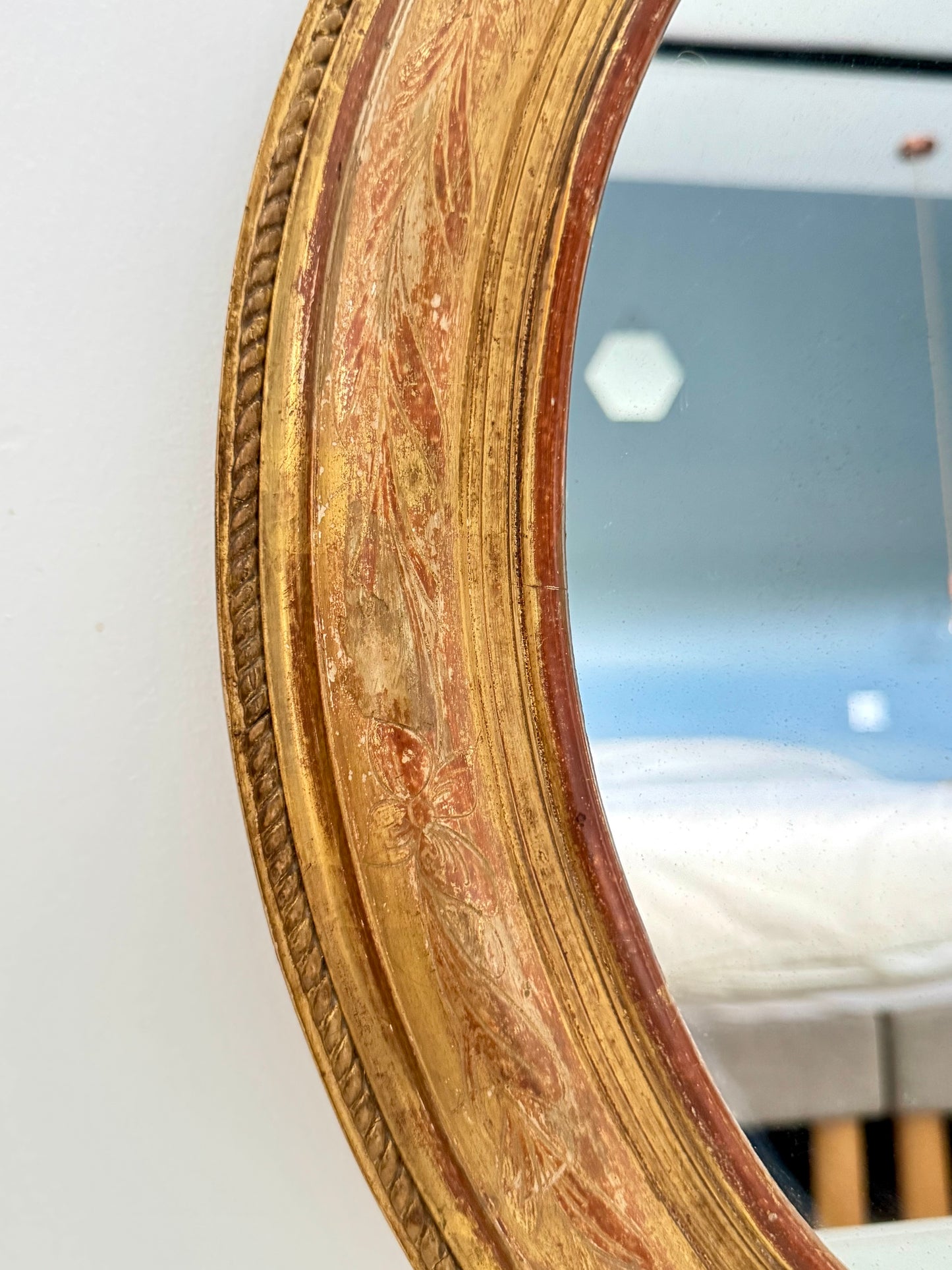 Miroir ancien ovale doré à la feuille d’or