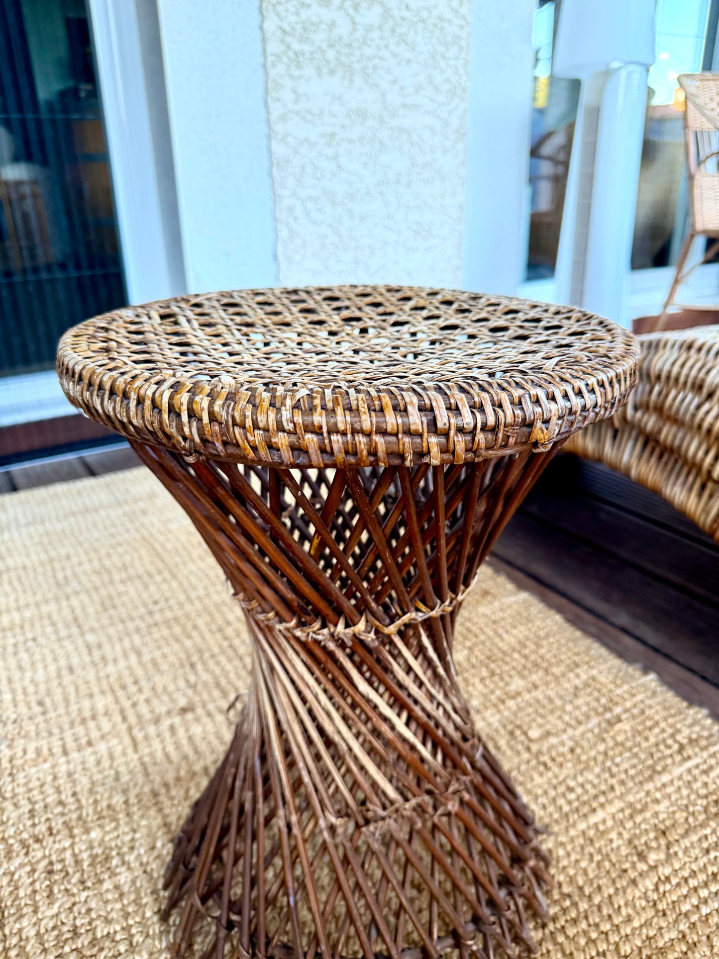 Tabouret en rotin vintage