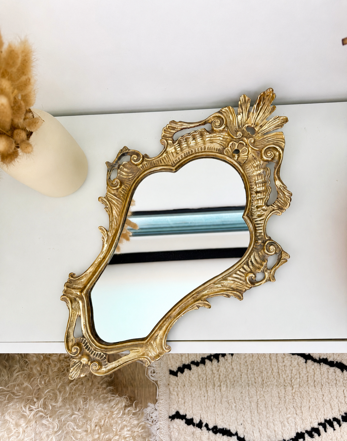Miroir ancien style rocaille en laiton doré