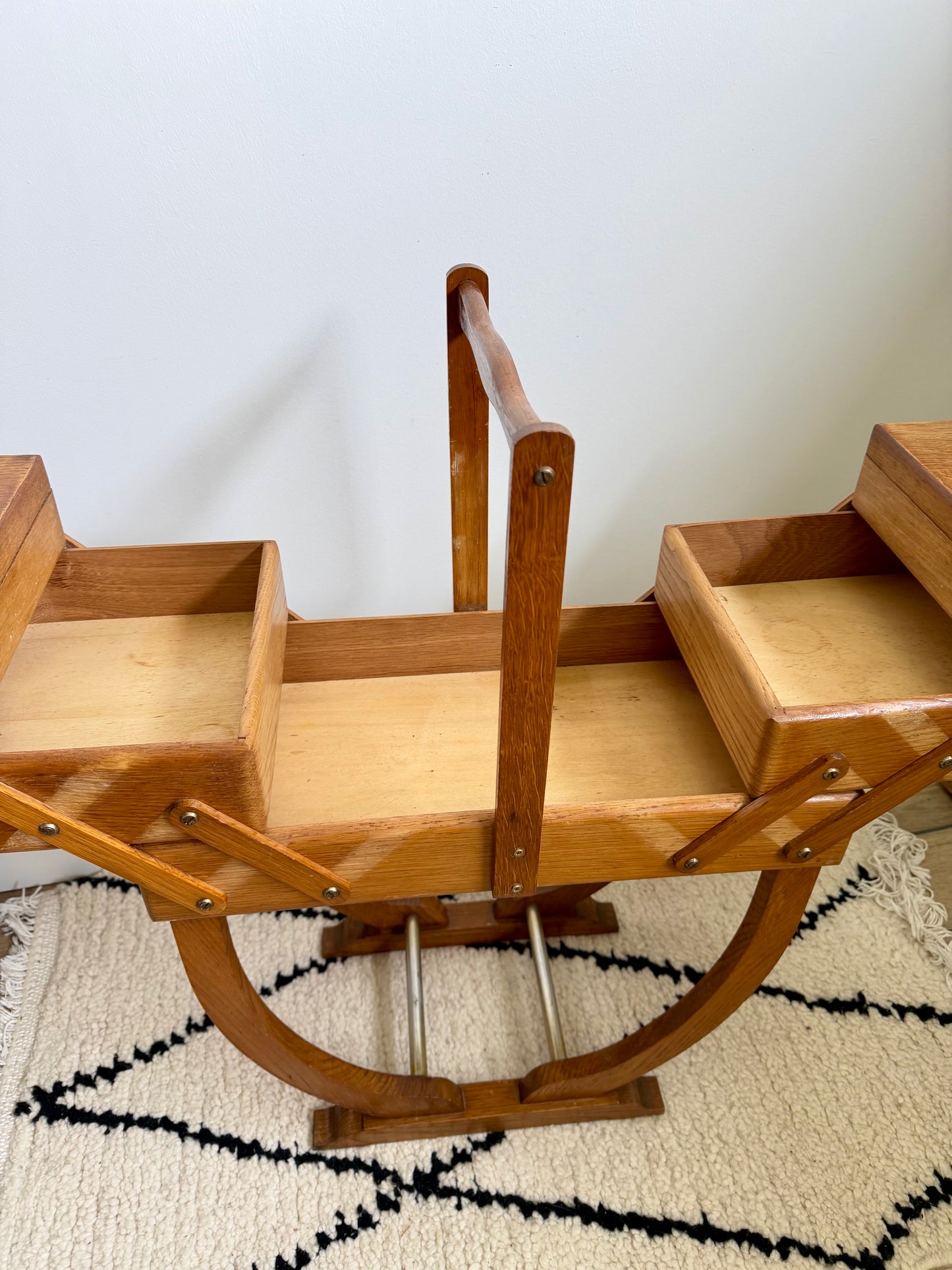 Travailleuse vintage en bois – meuble de couture sur pied,style mid-century
