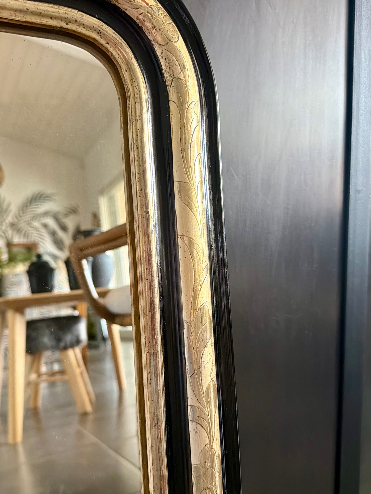 Miroir ancien Louis Philippe doré à la feuille d’or et noir