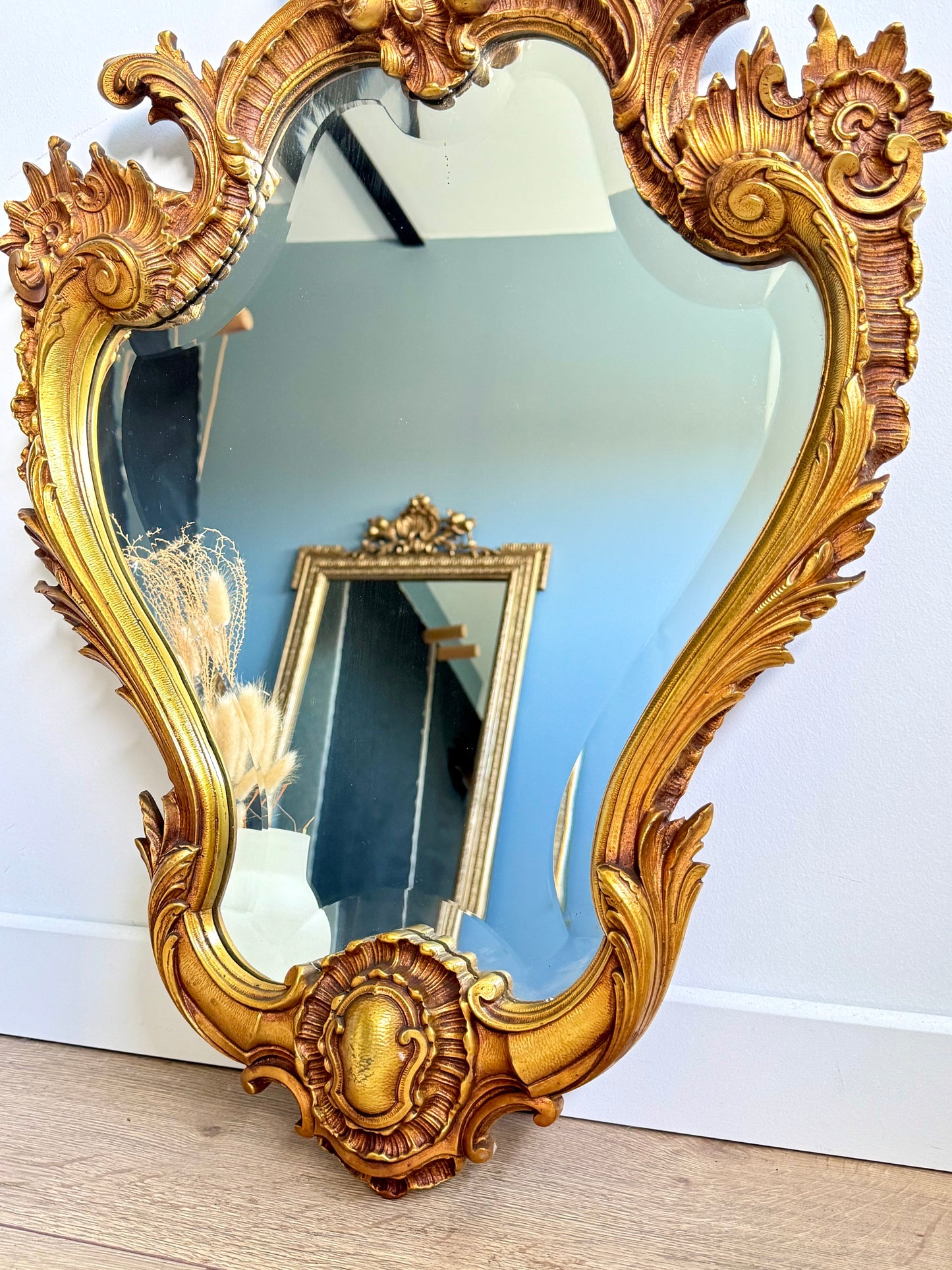 Miroir ancien doré en métal style baroque