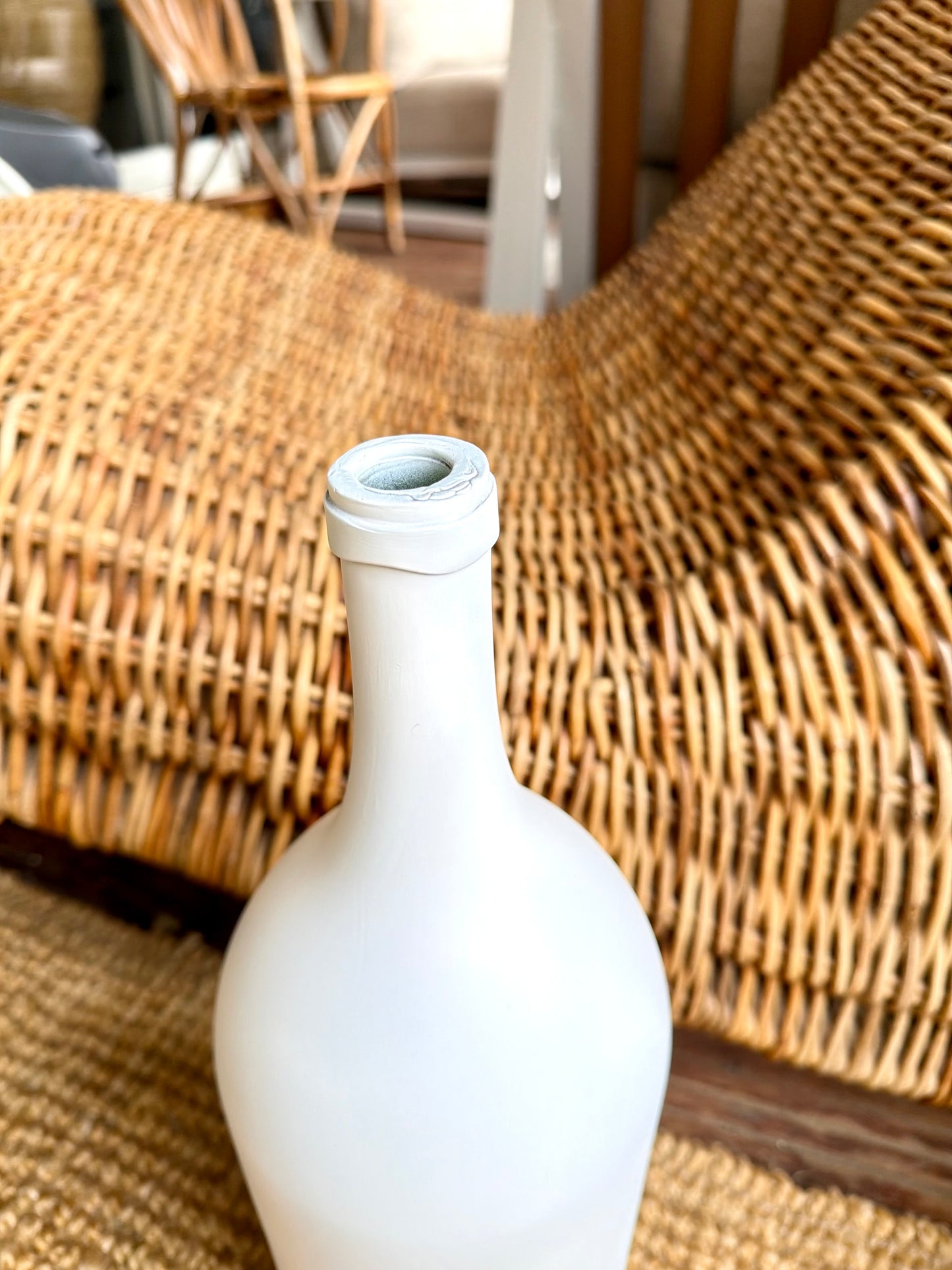 Vase ancien blanc mat