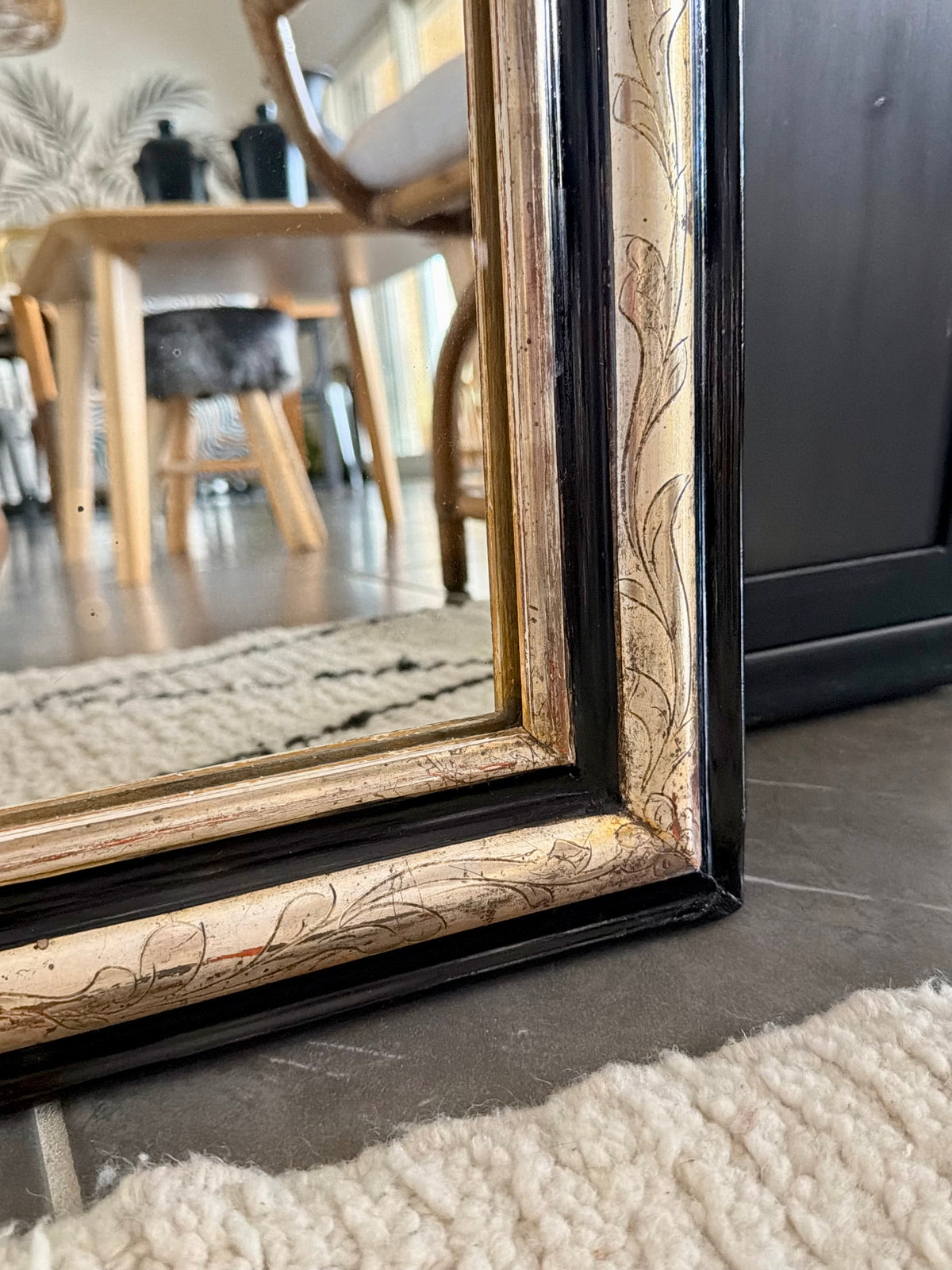 Miroir ancien Louis Philippe doré à la feuille d’or et noir