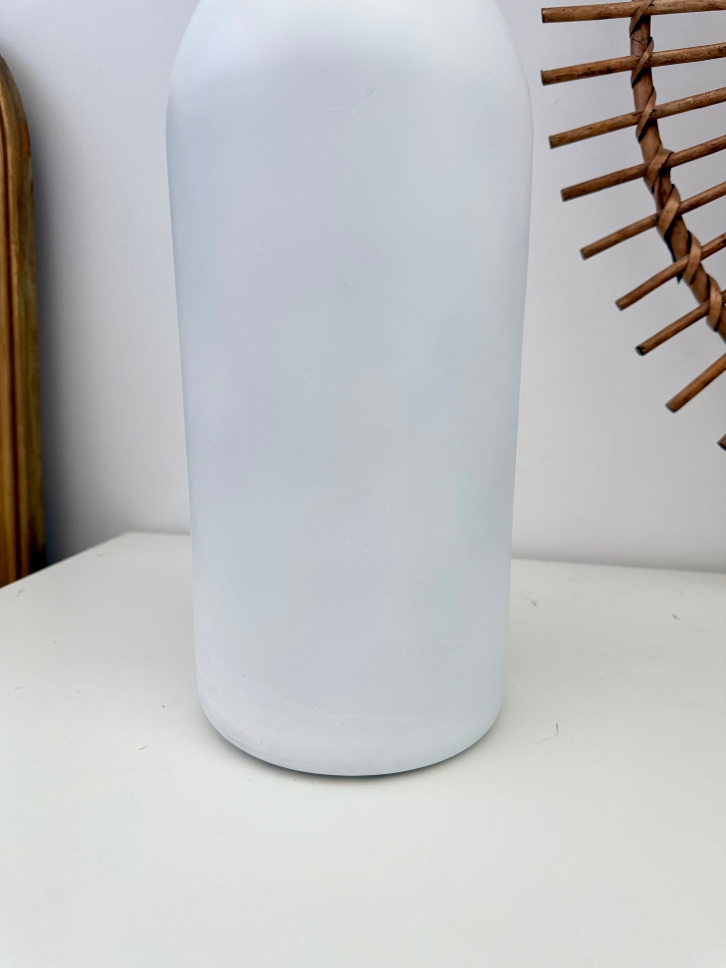 Vase bouteille ancien blanc mat