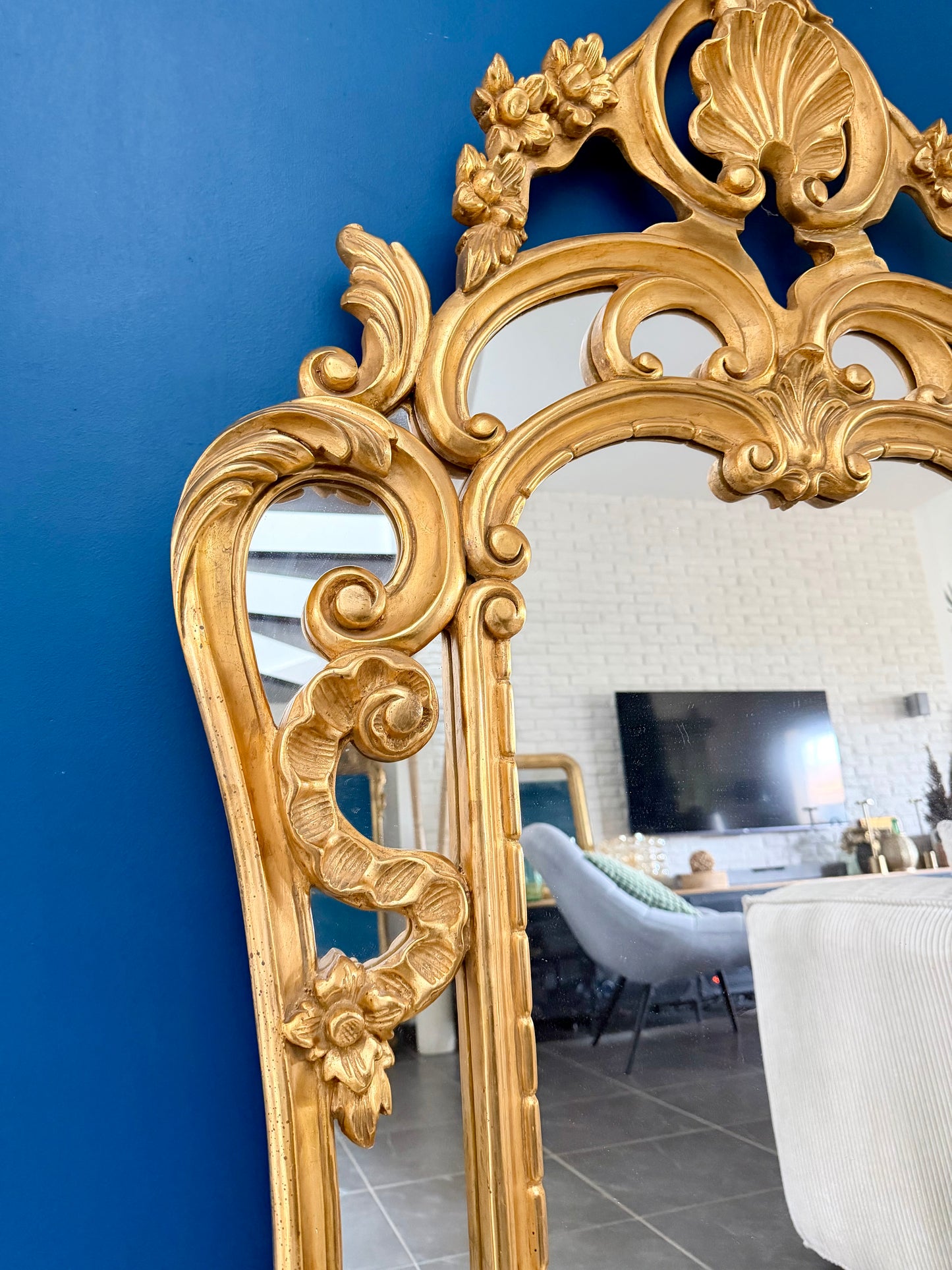Grand miroir ancien doré de style baroque à parcloses