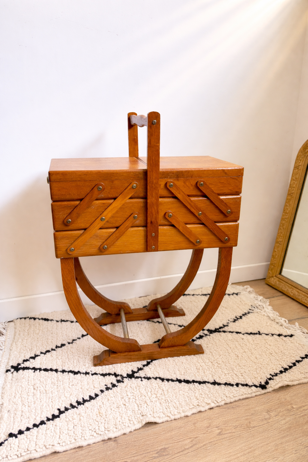 Travailleuse vintage en bois – meuble de couture sur pied,style mid-century