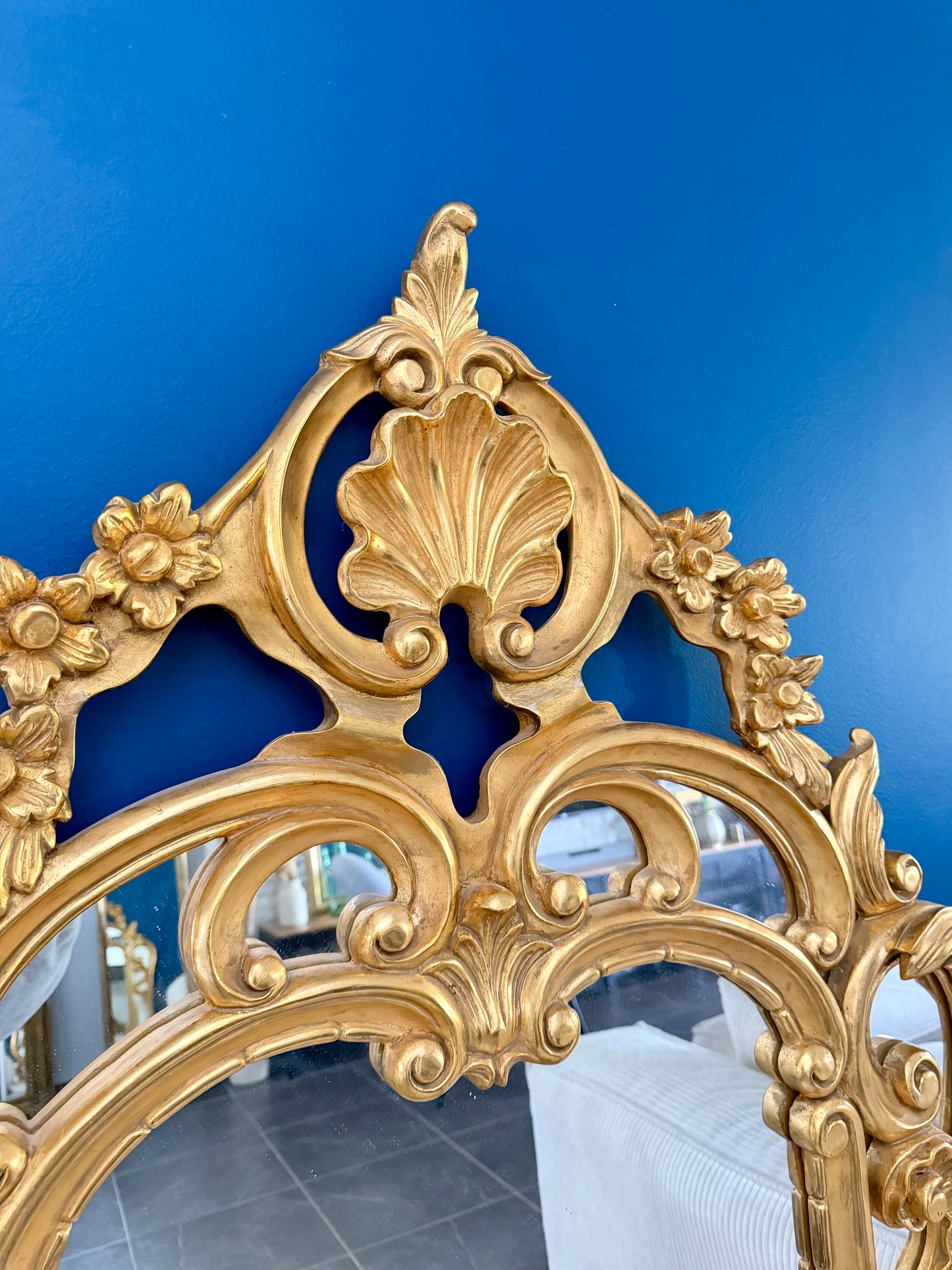 Grand miroir ancien doré de style baroque à parcloses
