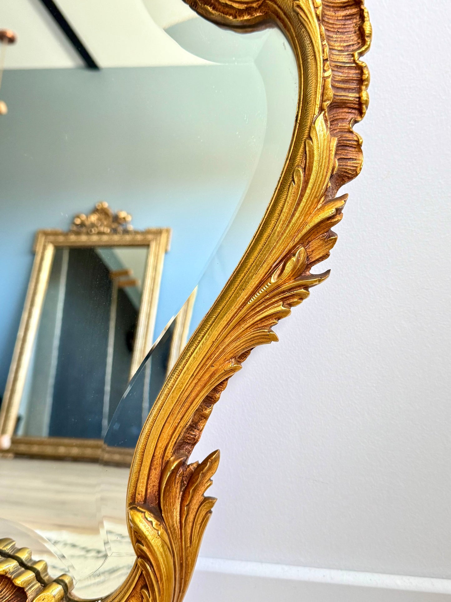 Miroir ancien doré en métal style baroque