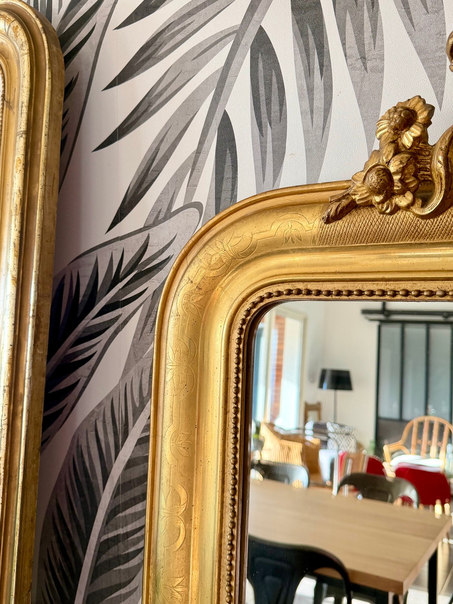 Grand miroir ancien Louis Philippe à fronton, doré à la feuille d’or