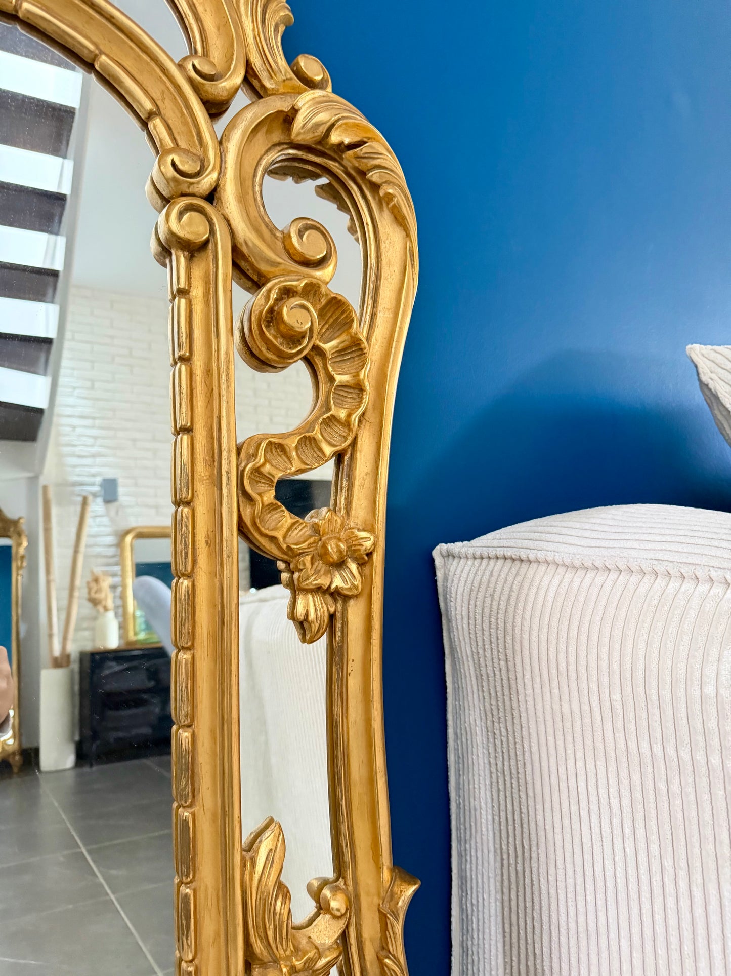 Grand miroir ancien doré de style baroque à parcloses