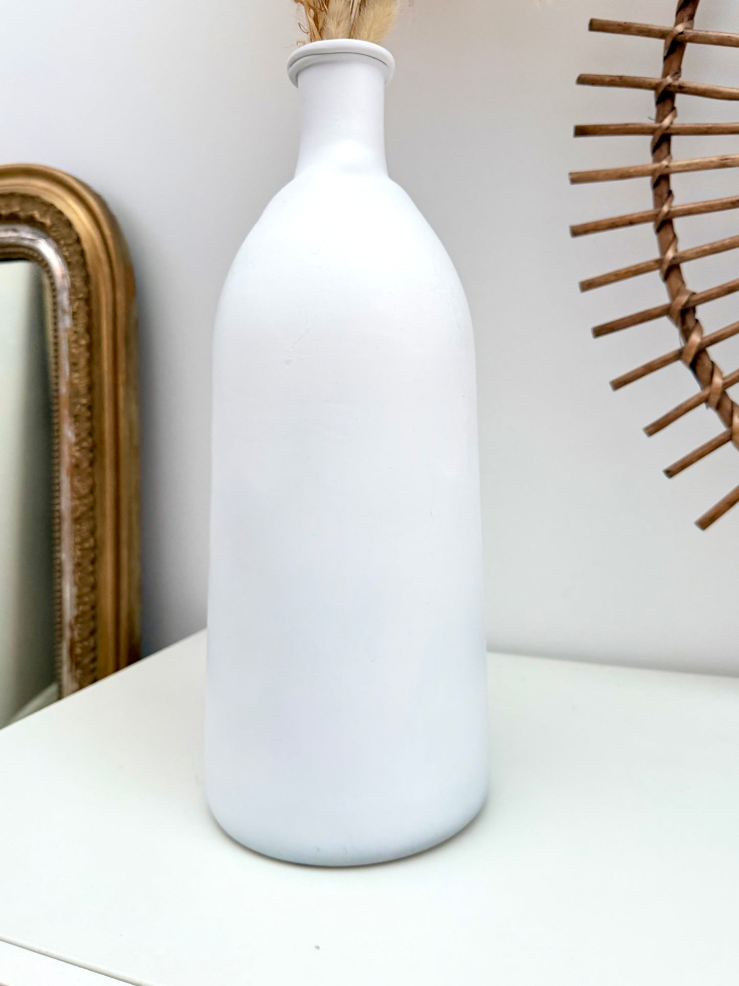 Vase ancien blanc mat