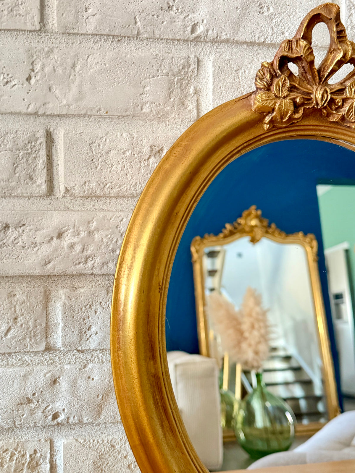Miroir ancien doré à fronton