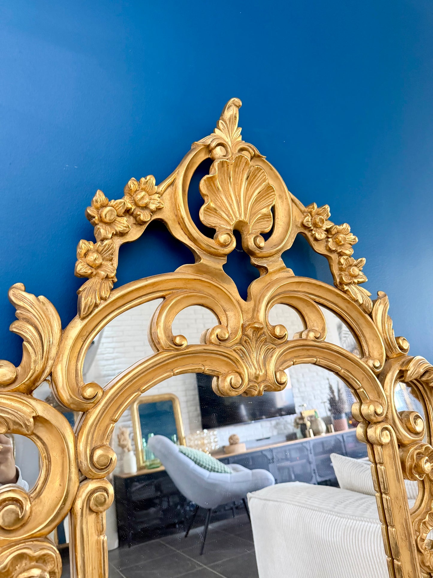 Grand miroir ancien doré de style baroque à parcloses