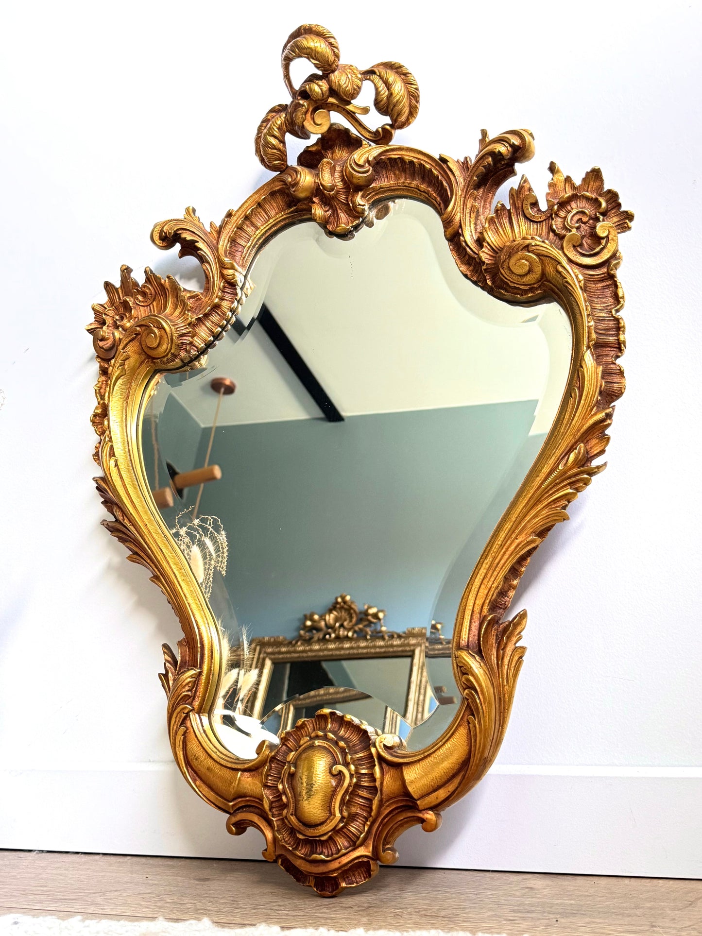 Miroir ancien doré en métal style baroque