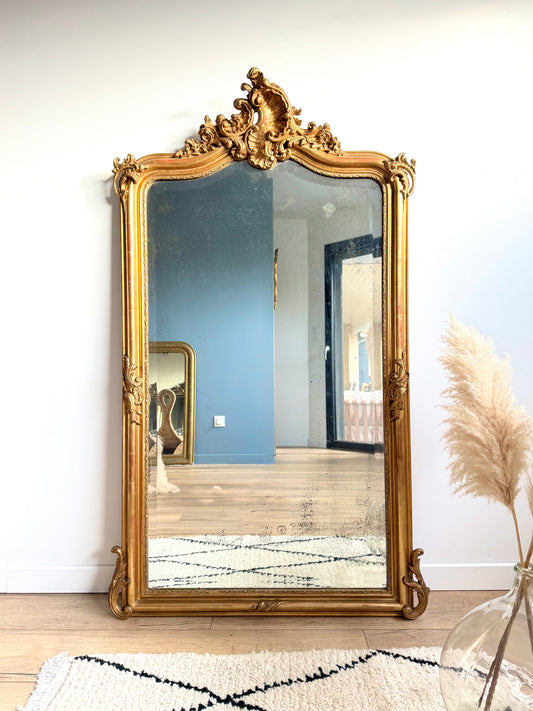 Grand miroir doré style Louis XV.