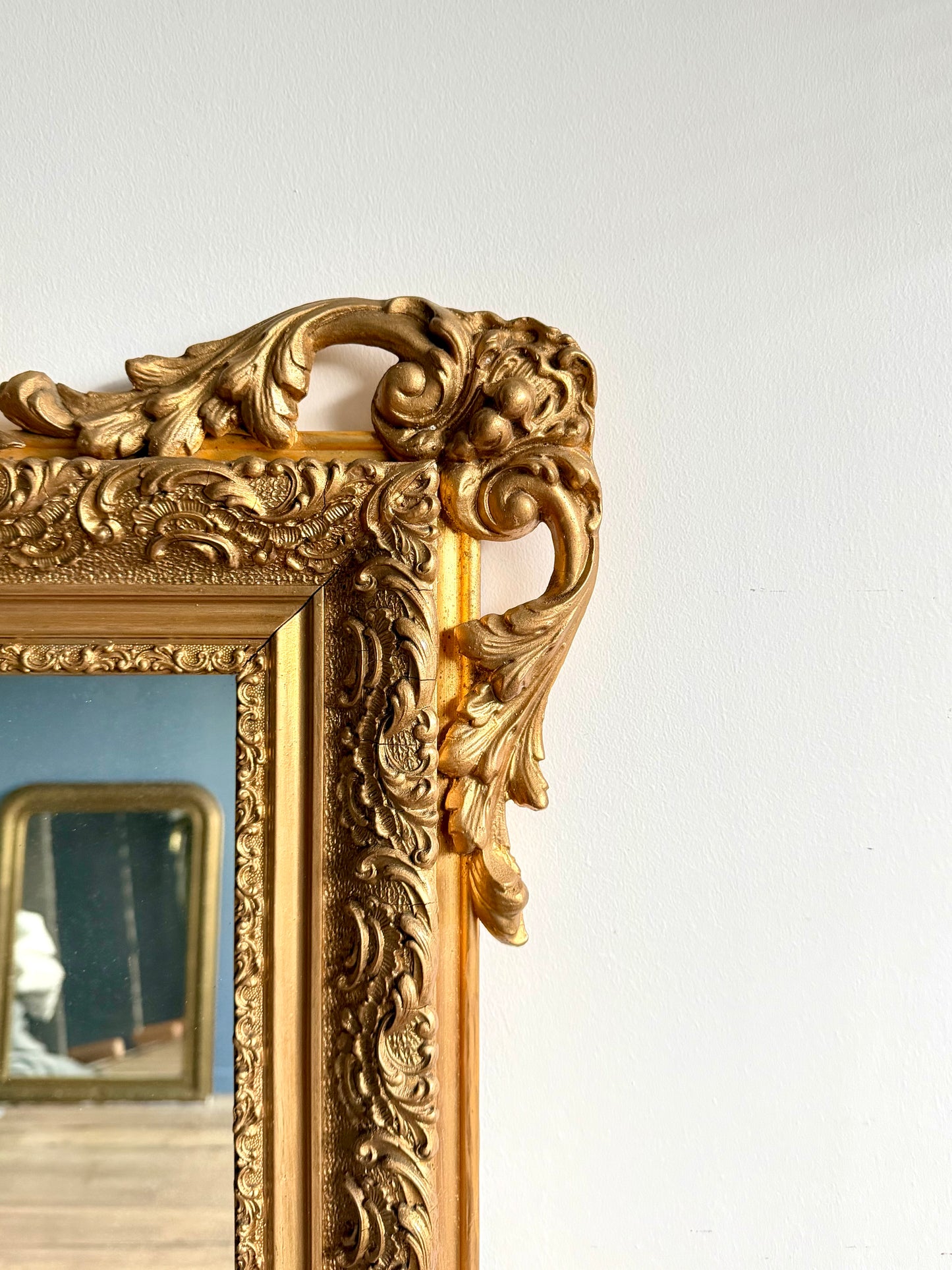 Grand miroir ancien Louis XV doré, style rocaille