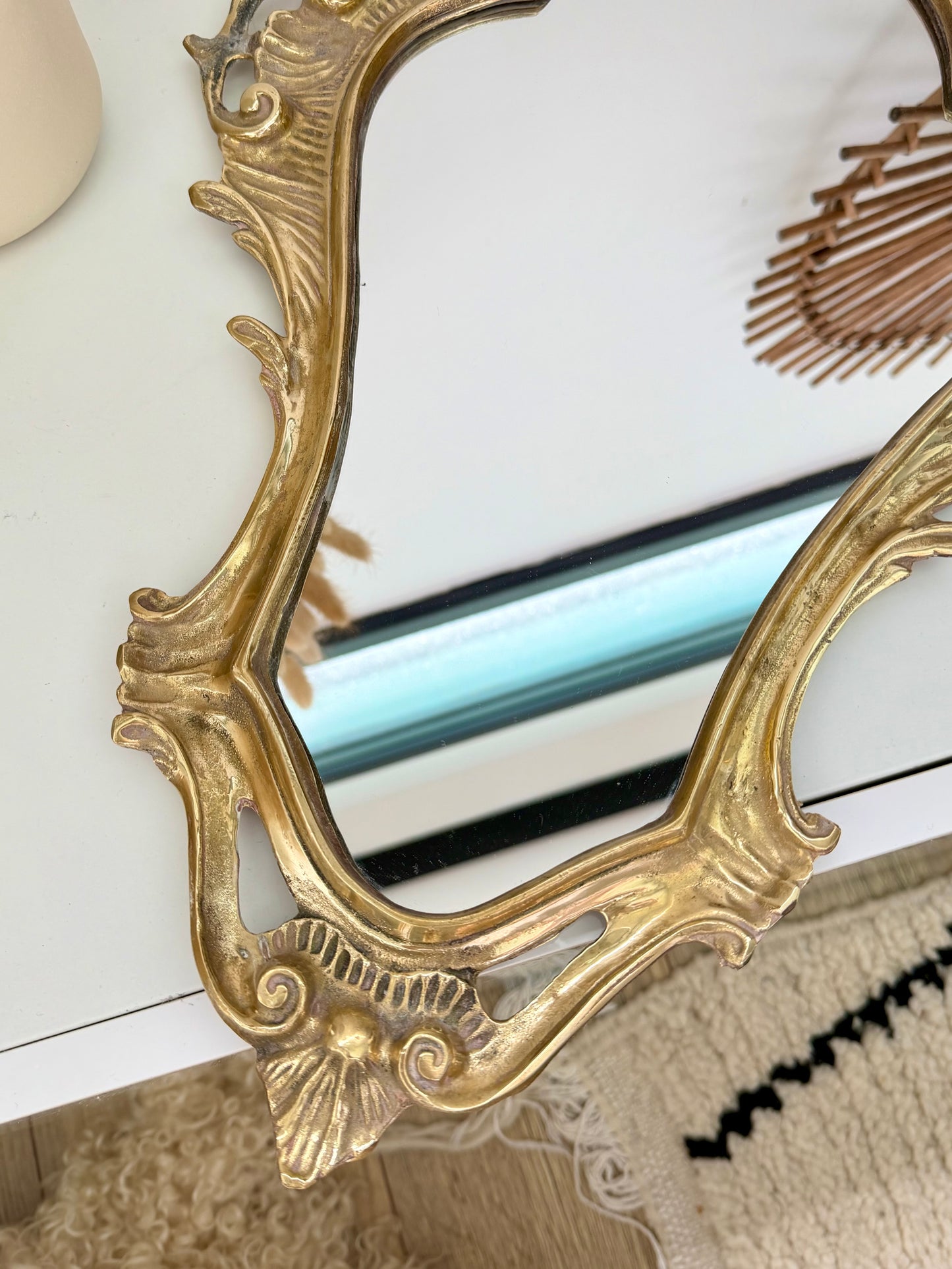 Miroir ancien style rocaille en laiton doré
