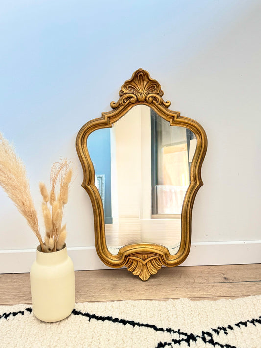 Charmant miroir doré de style baroque