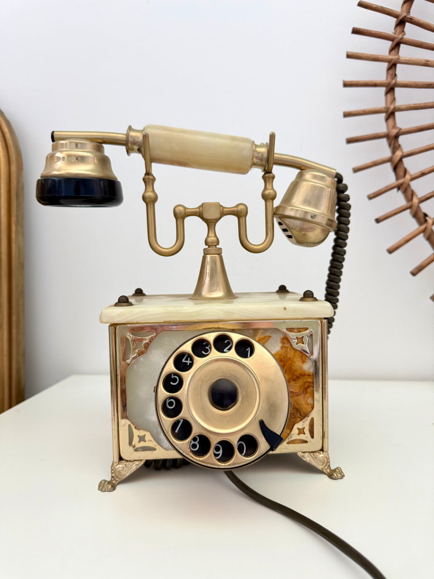 Téléphone vintage en onyx et laiton