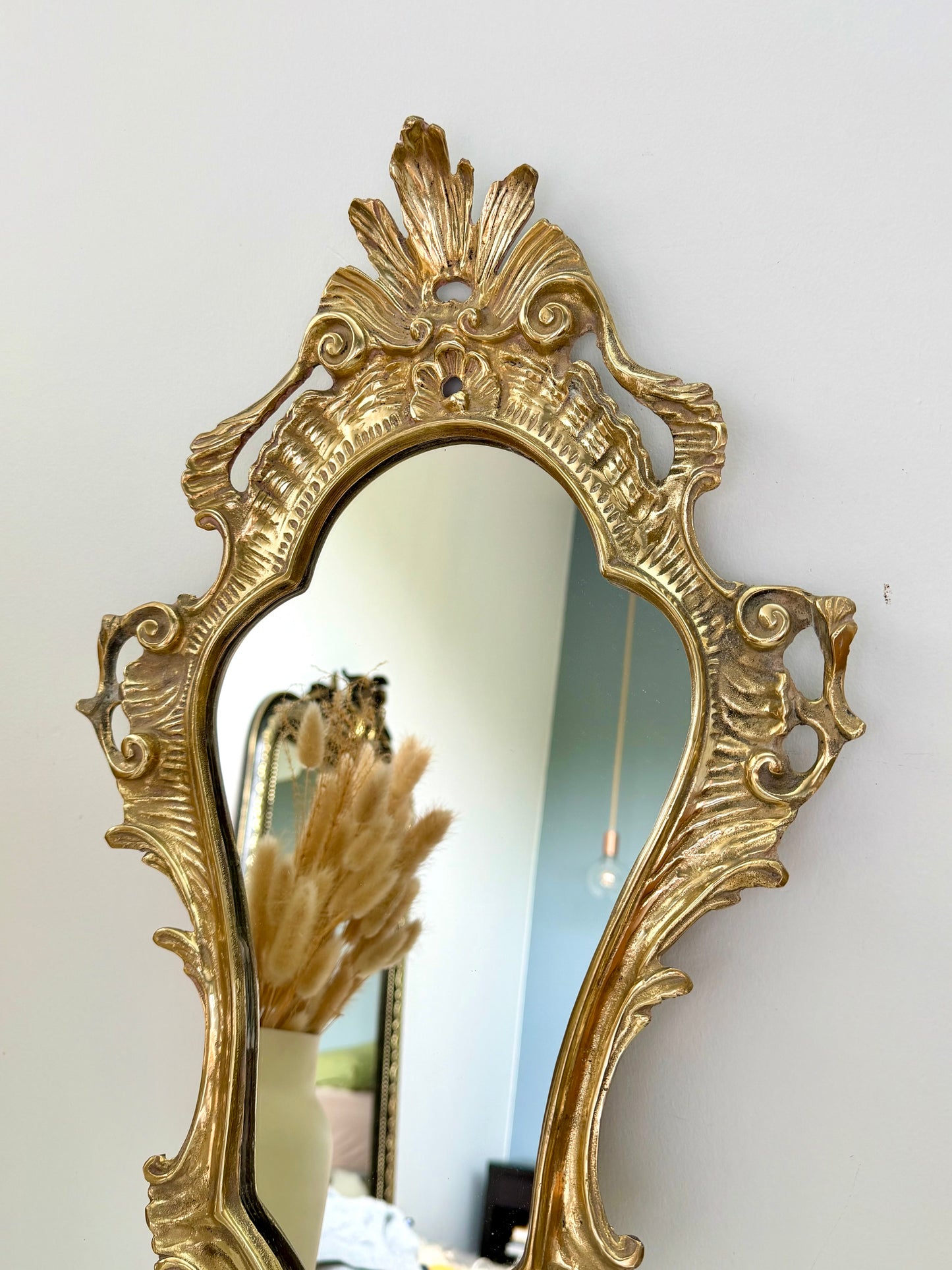 Miroir ancien style rocaille en laiton doré