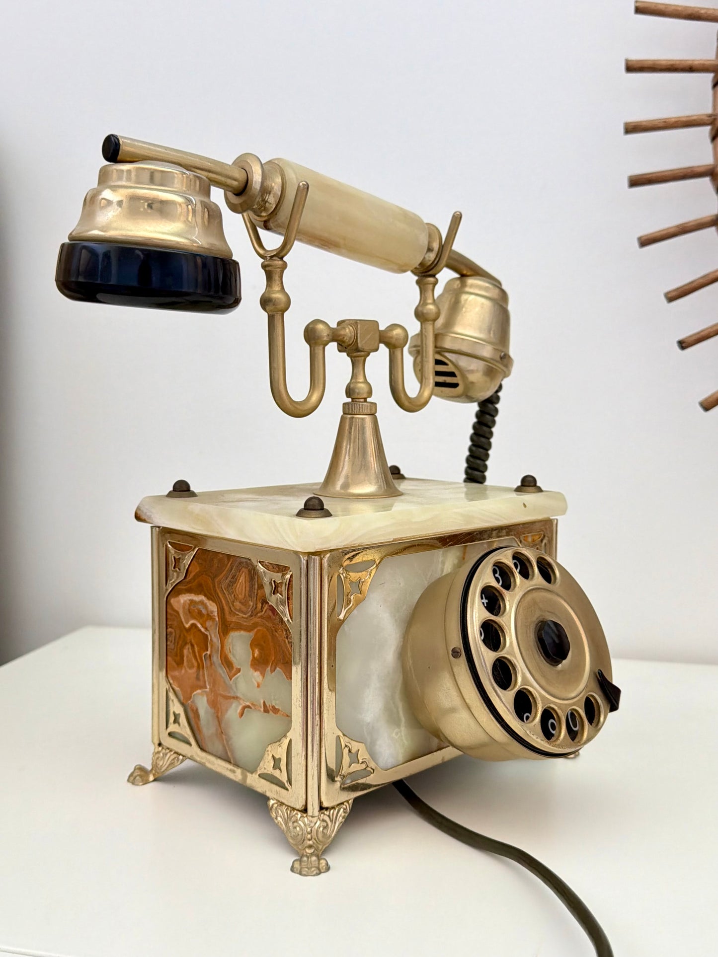 Téléphone vintage en onyx et laiton