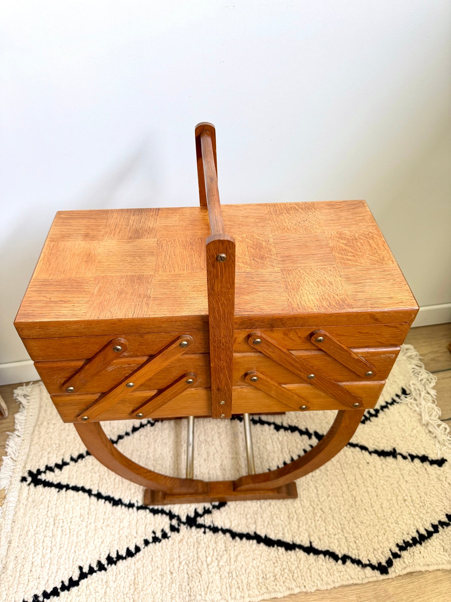 Travailleuse vintage en bois – meuble de couture sur pied,style mid-century