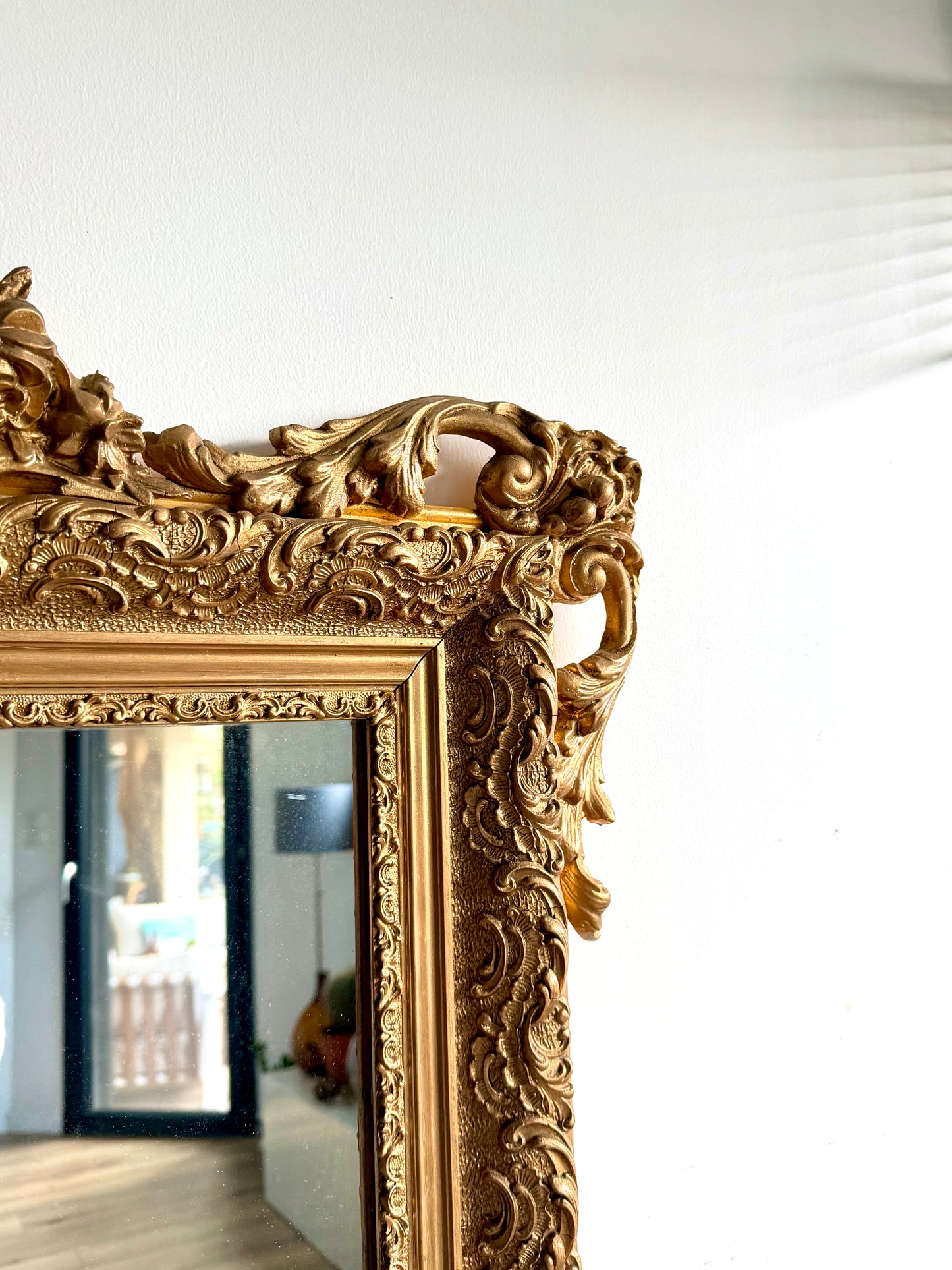 Grand miroir ancien Louis XV doré, style rocaille