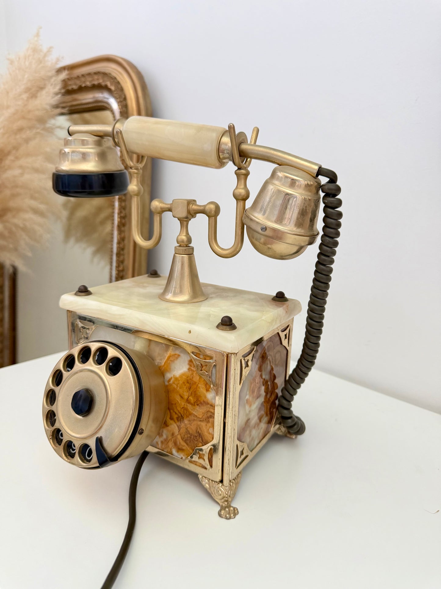 Téléphone vintage en onyx et laiton