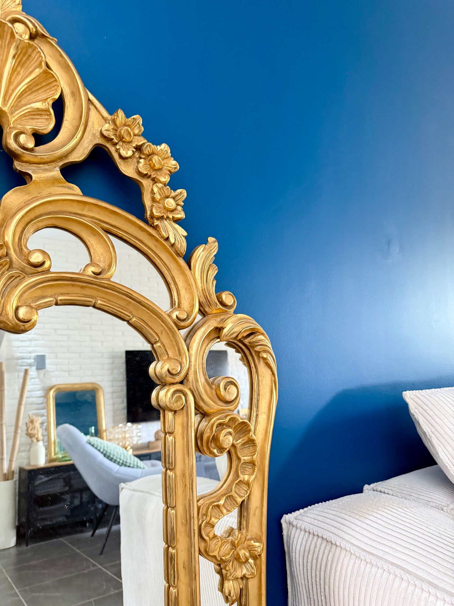 Grand miroir ancien doré de style baroque à parcloses
