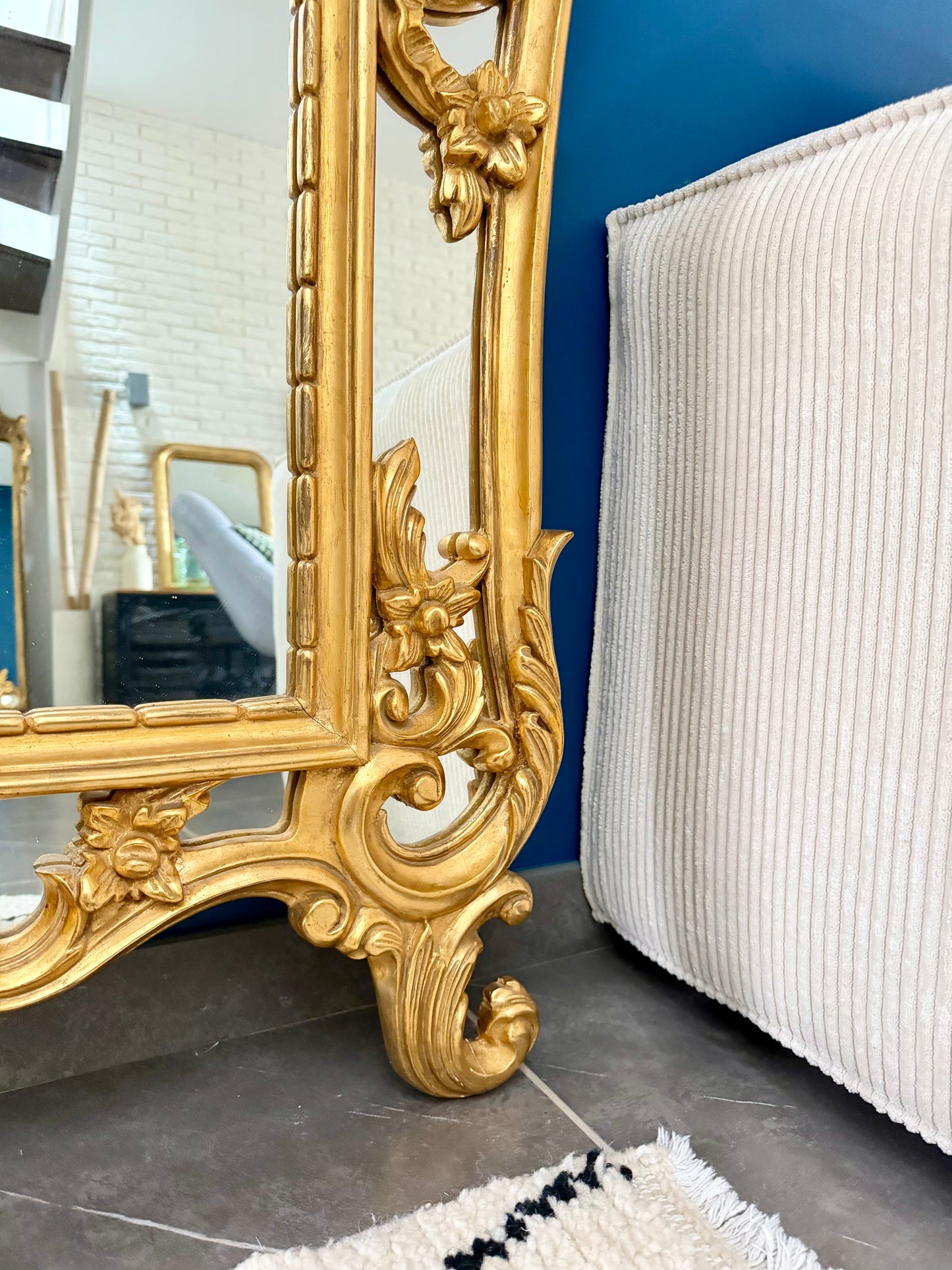 Grand miroir ancien doré de style baroque à parcloses
