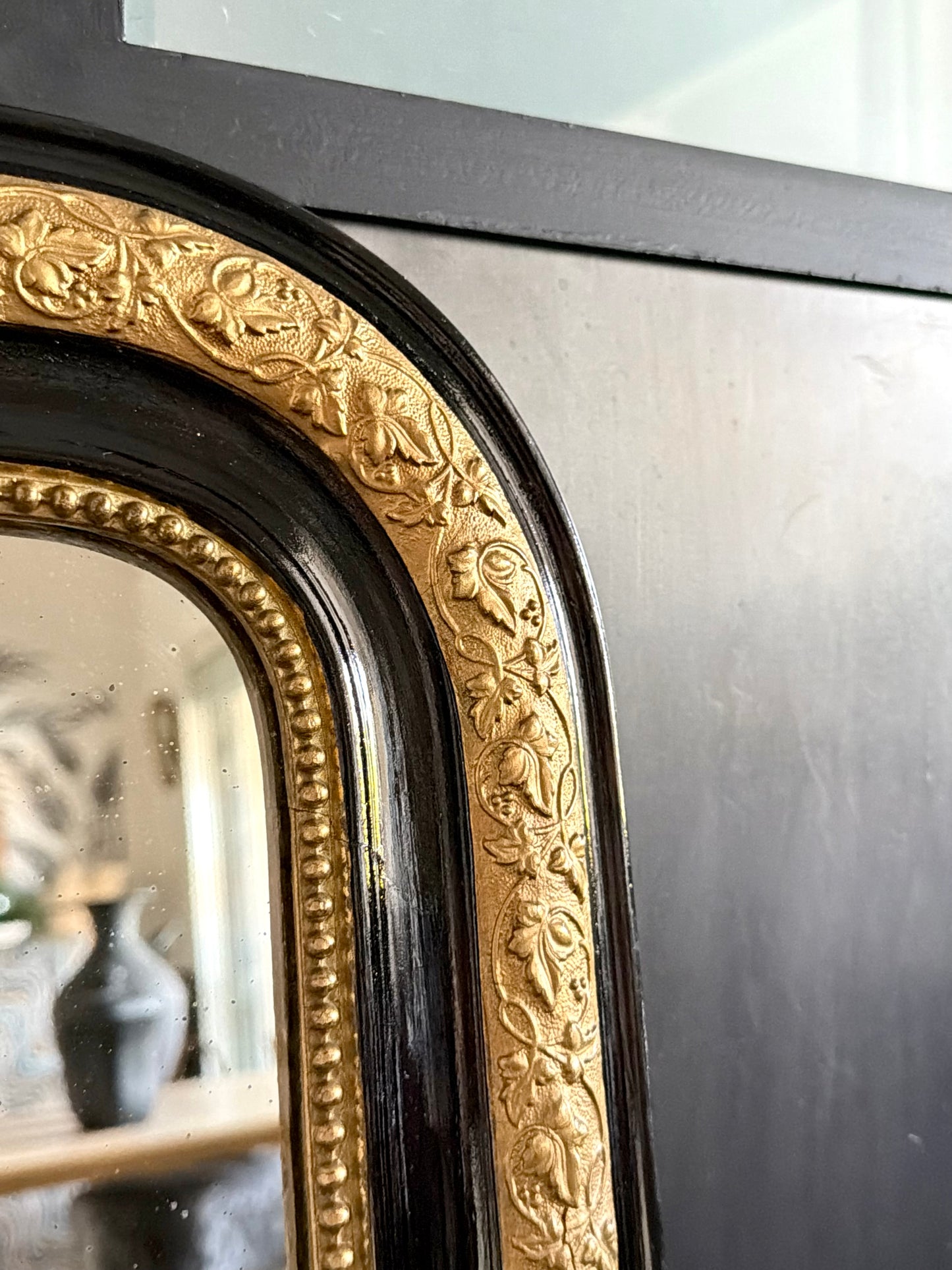 Miroir ancien Louis Philippe noir et doré