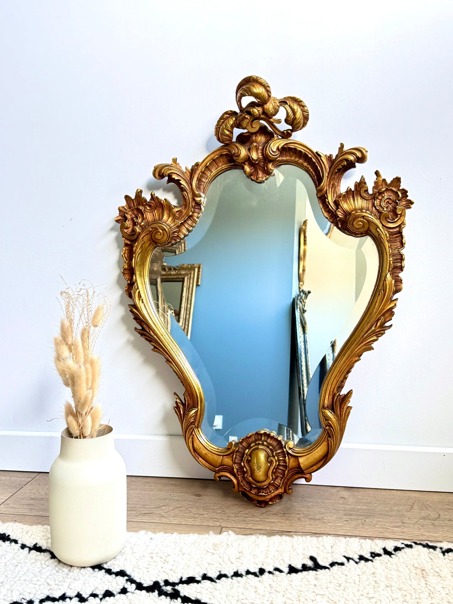 Miroir ancien doré en métal style baroque