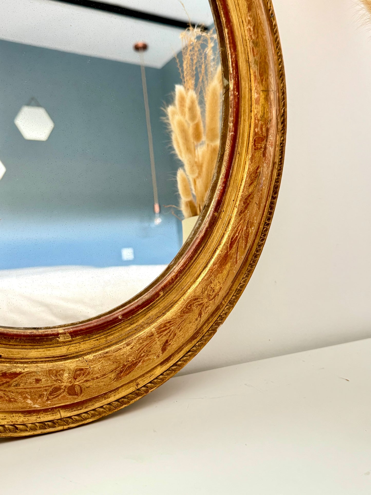 Miroir ancien ovale doré à la feuille d’or