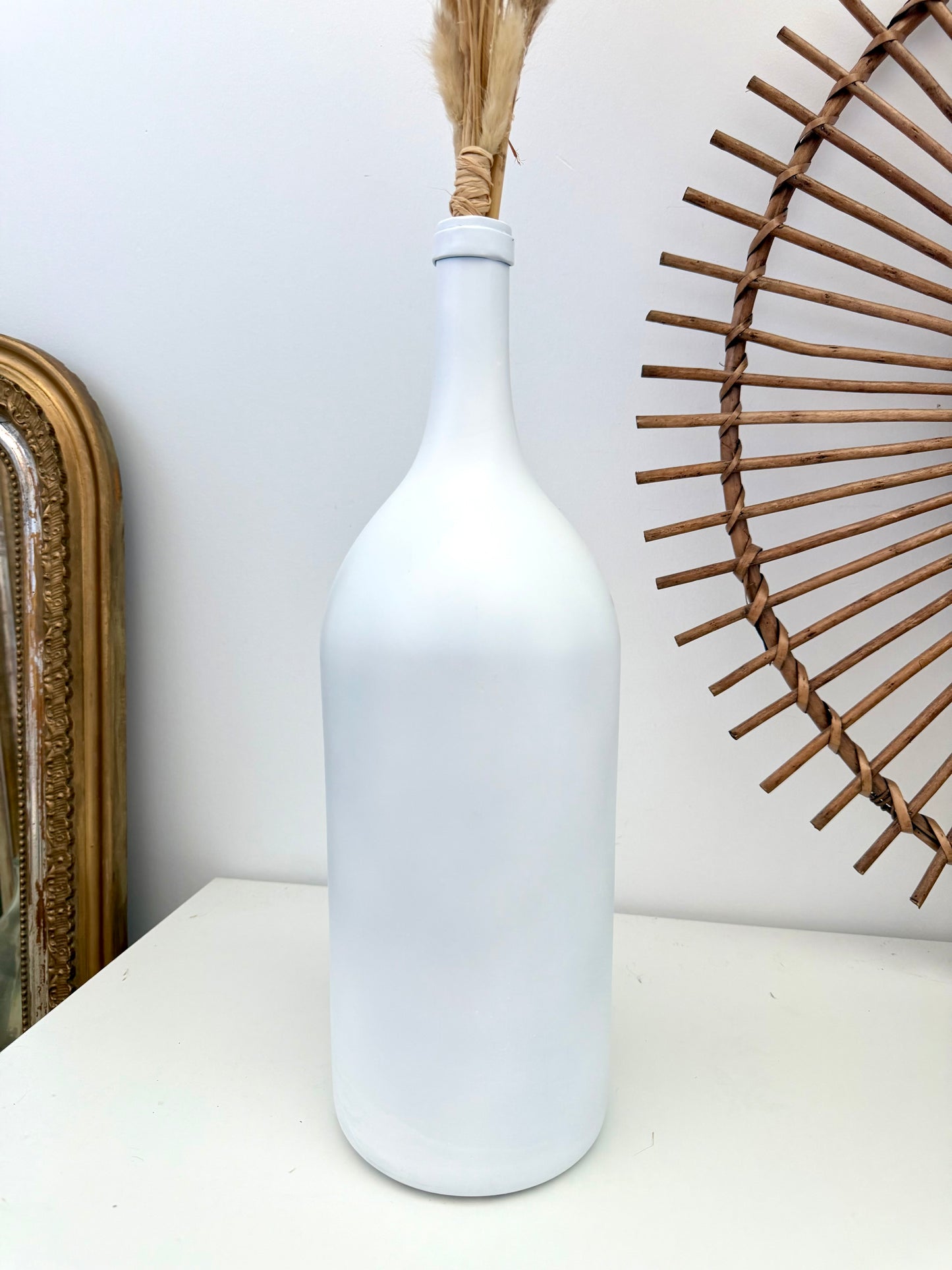 Vase bouteille ancien blanc mat