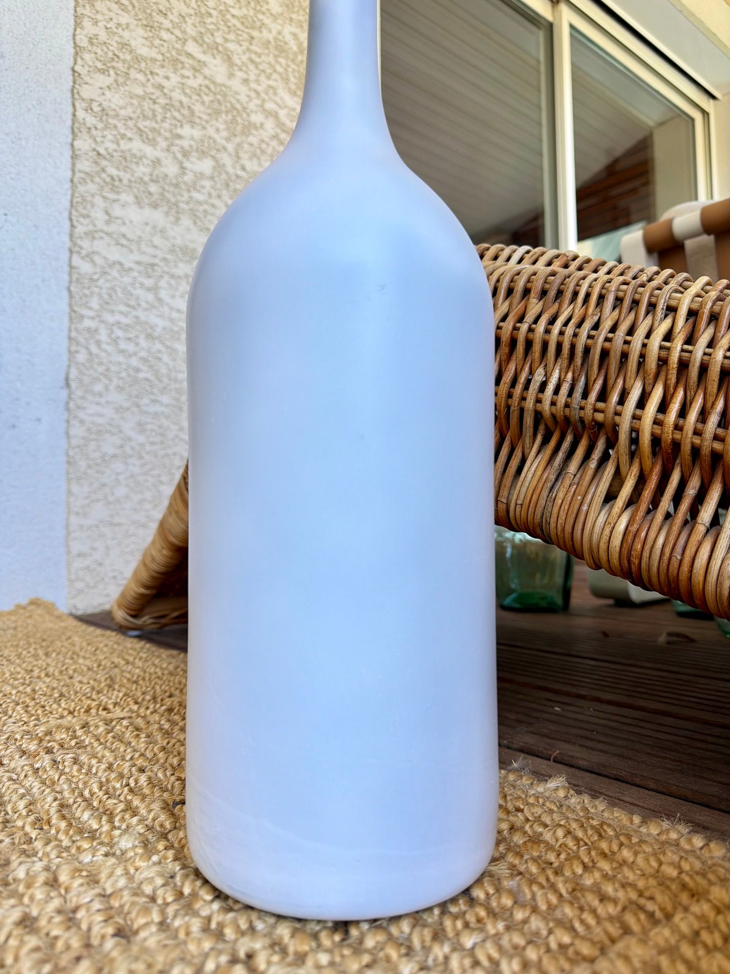 Vase ancien blanc mat