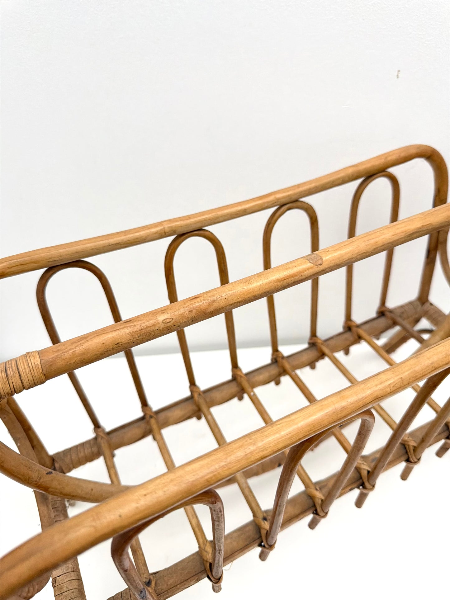 Porte-revues en rotin vintage