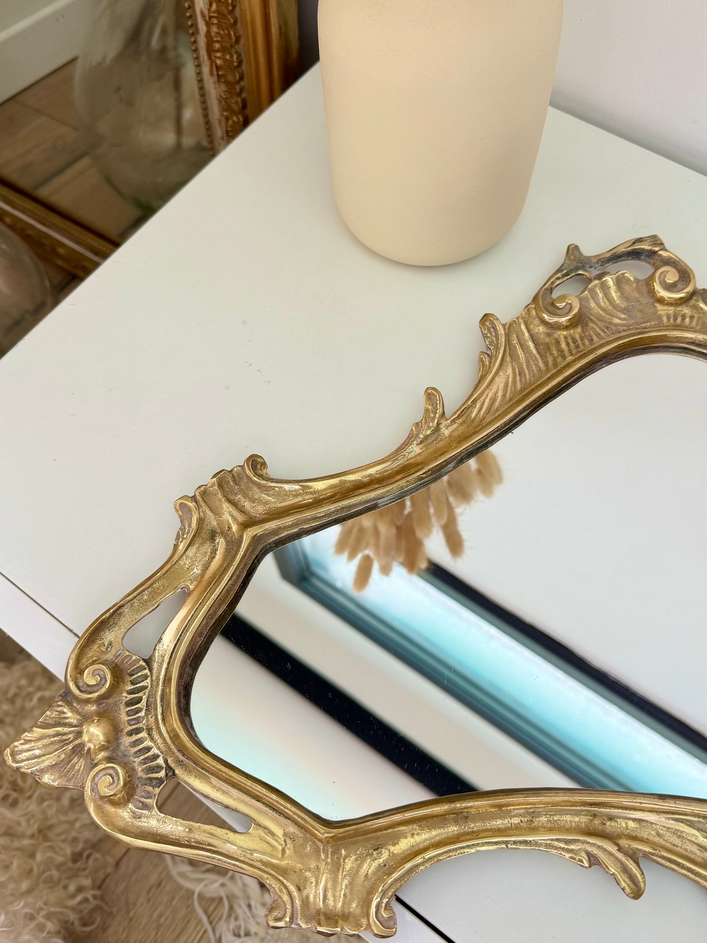 Miroir ancien style rocaille en laiton doré