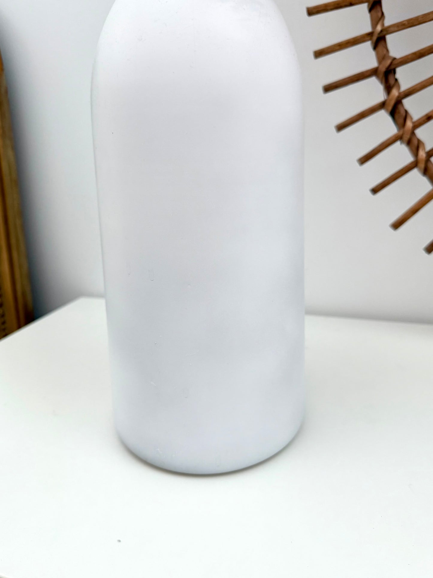 Vase ancien blanc mat
