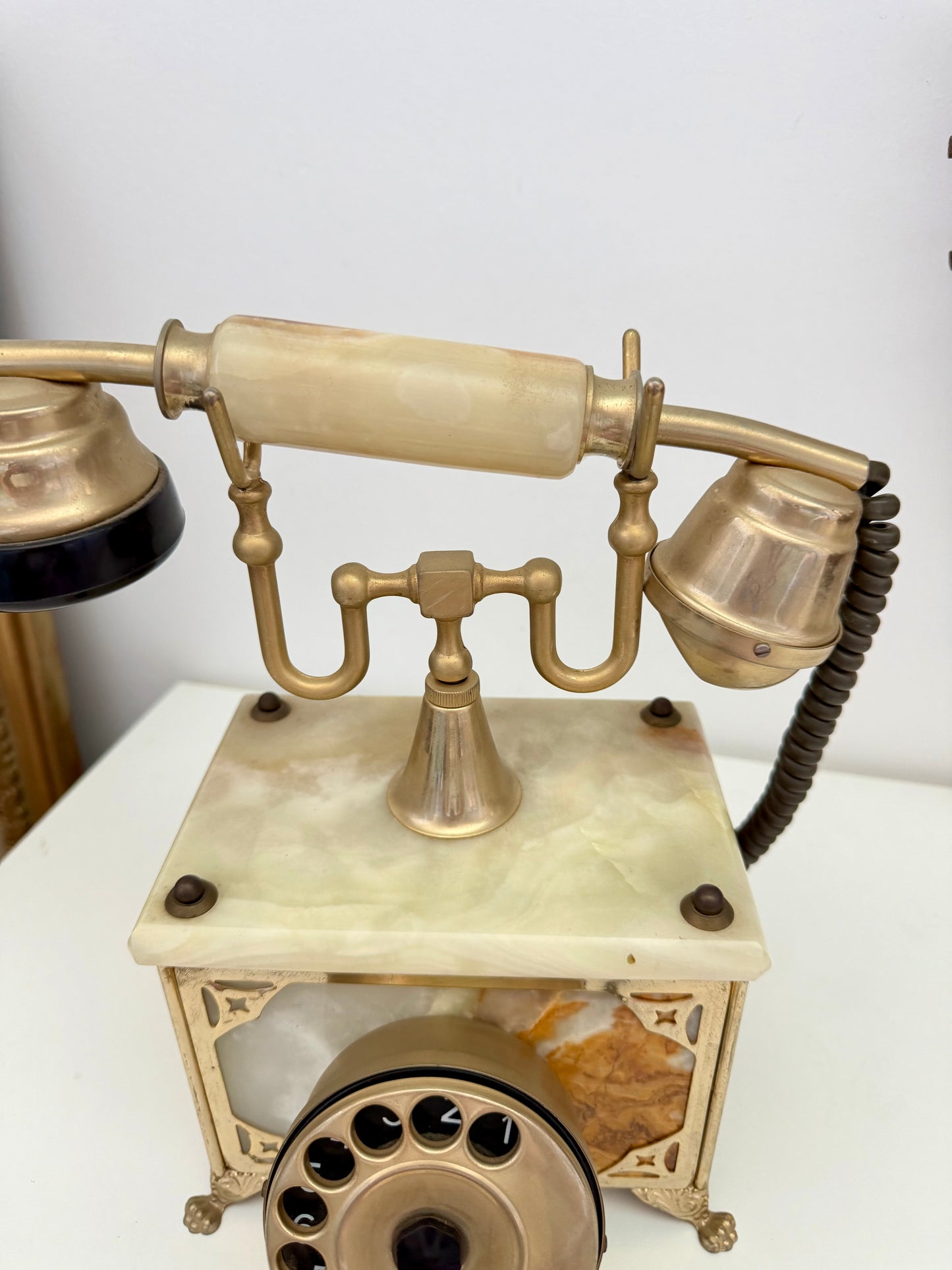 Téléphone vintage en onyx et laiton
