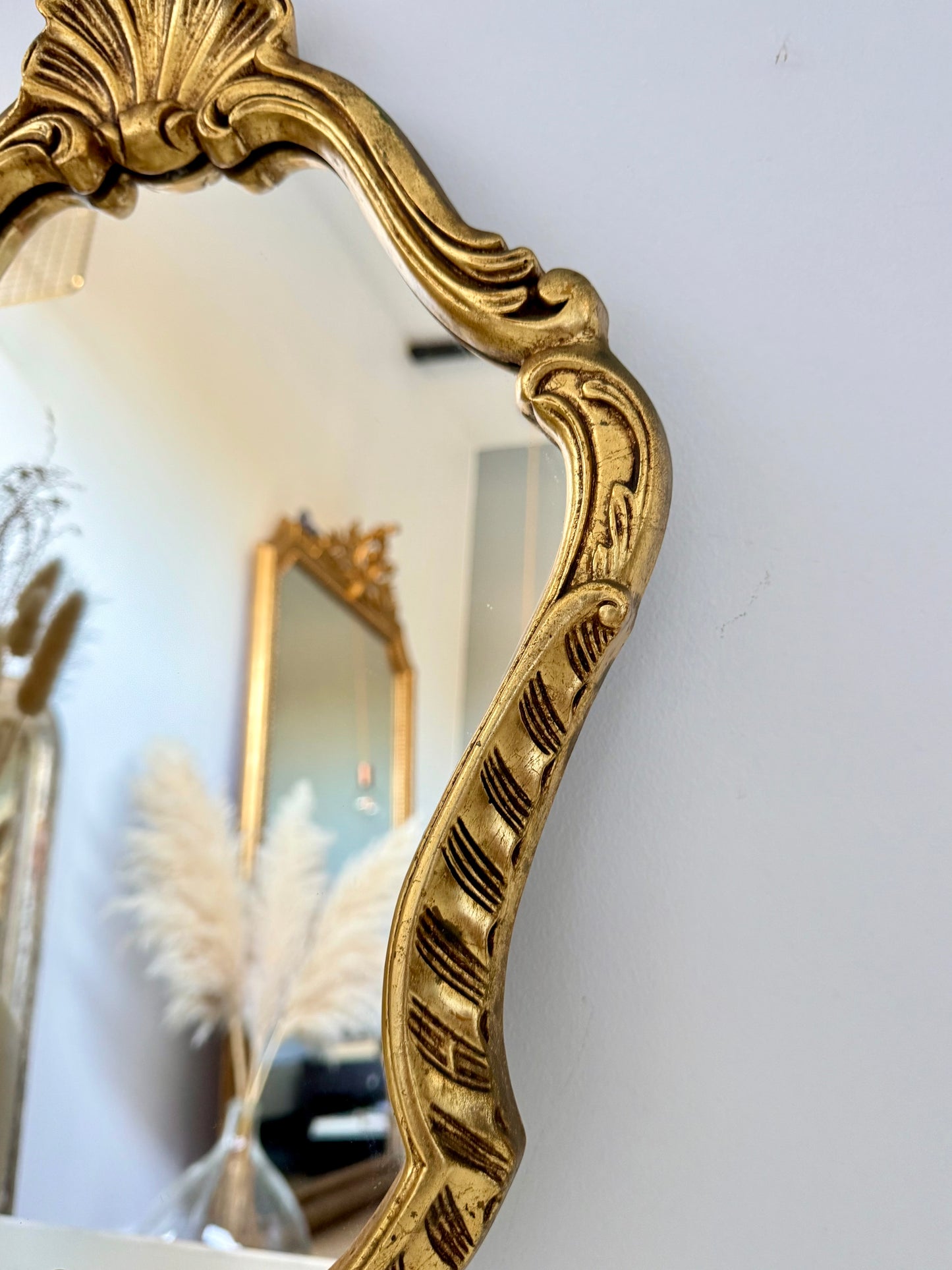 Miroir doré de style baroque
