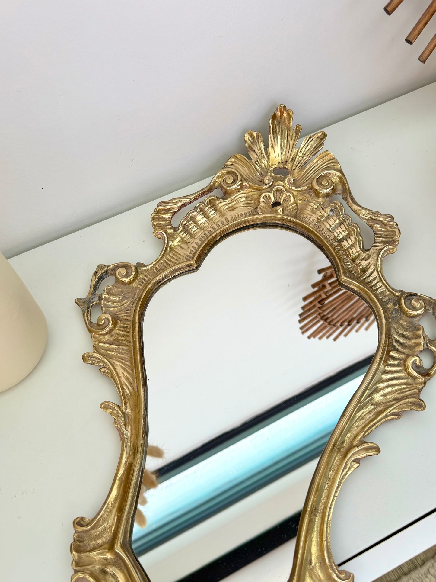 Miroir ancien style rocaille en laiton doré