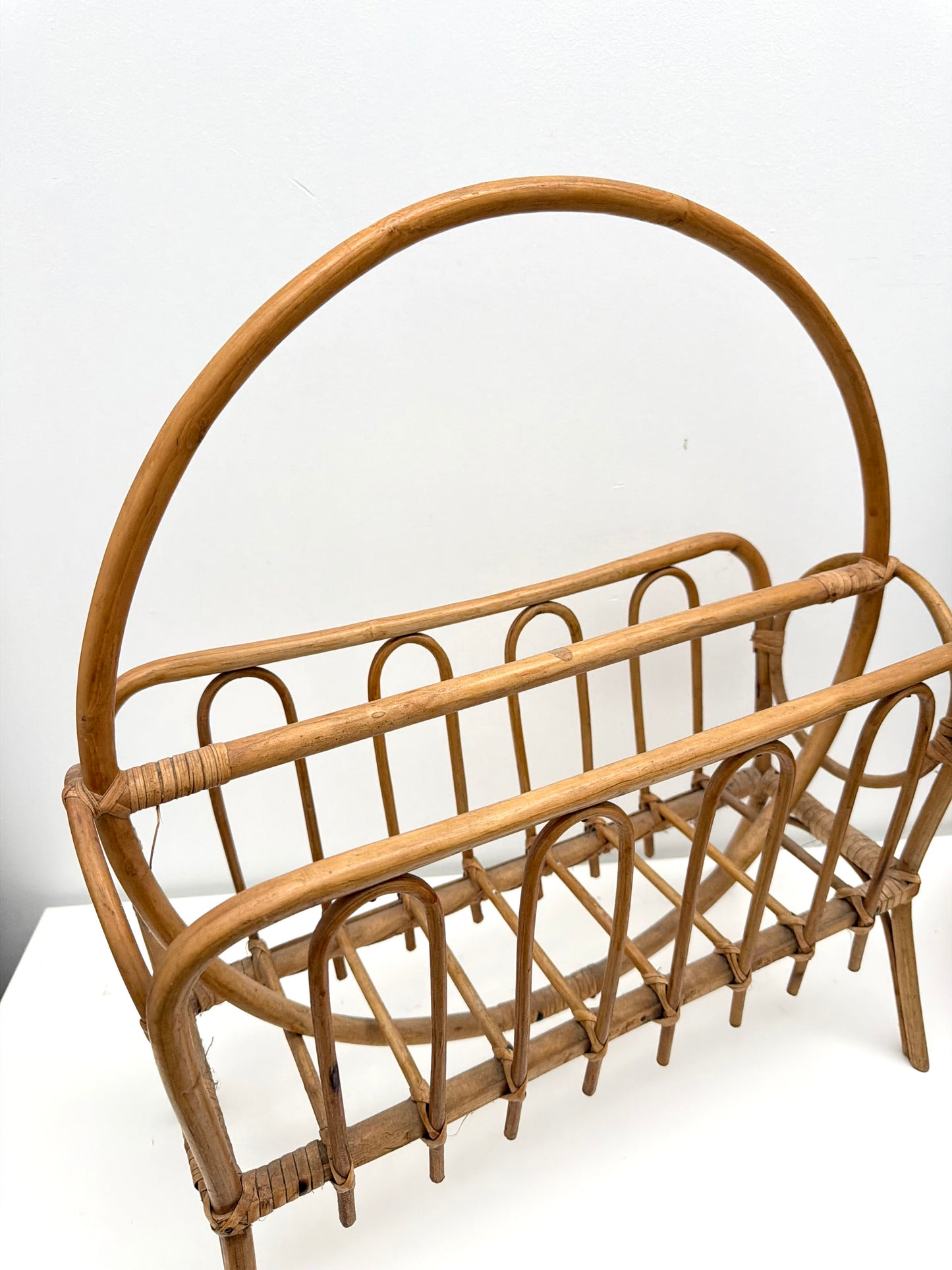 Porte-revues en rotin vintage