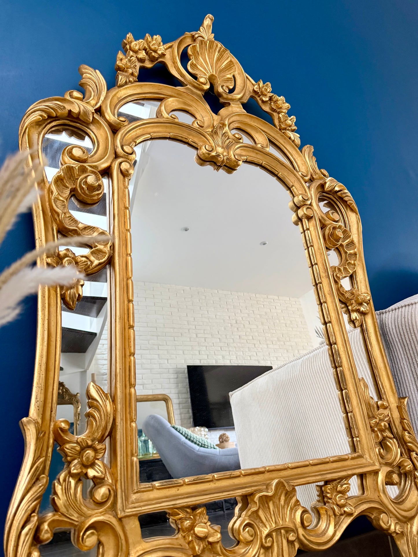 Grand miroir ancien doré de style baroque à parcloses