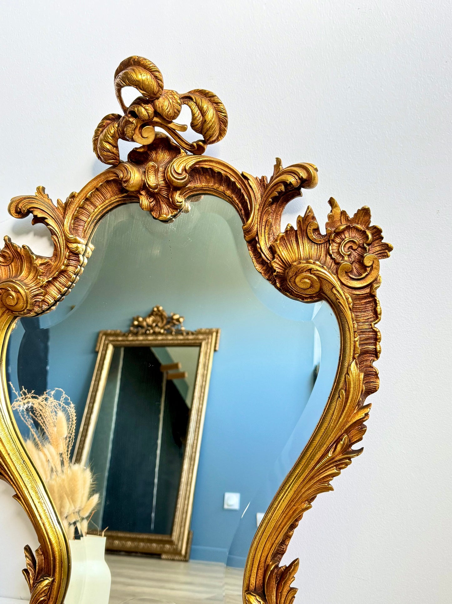 Miroir ancien doré en métal style baroque