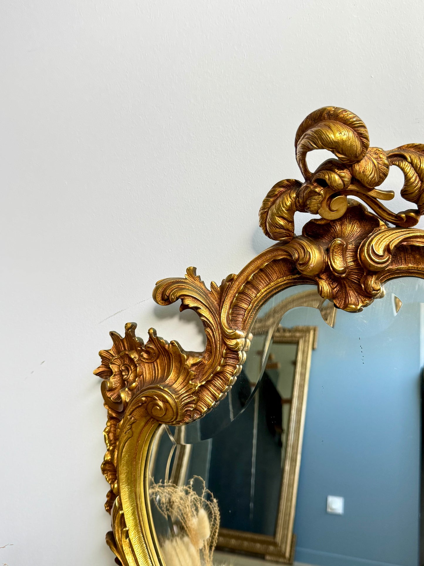 Miroir ancien doré en métal style baroque